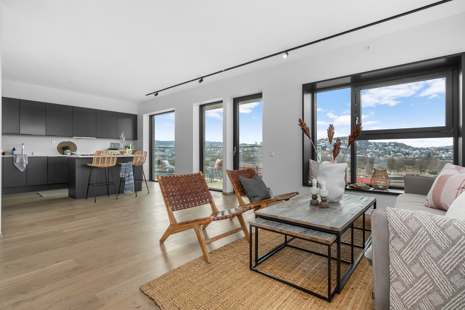 Velkommen til Ladebekken 15. Delikat hjørneleilighet med store vindusflater, lyse overflater og parkett på gulv. Her er det vannbåren varme i gulvet. Galleribilde