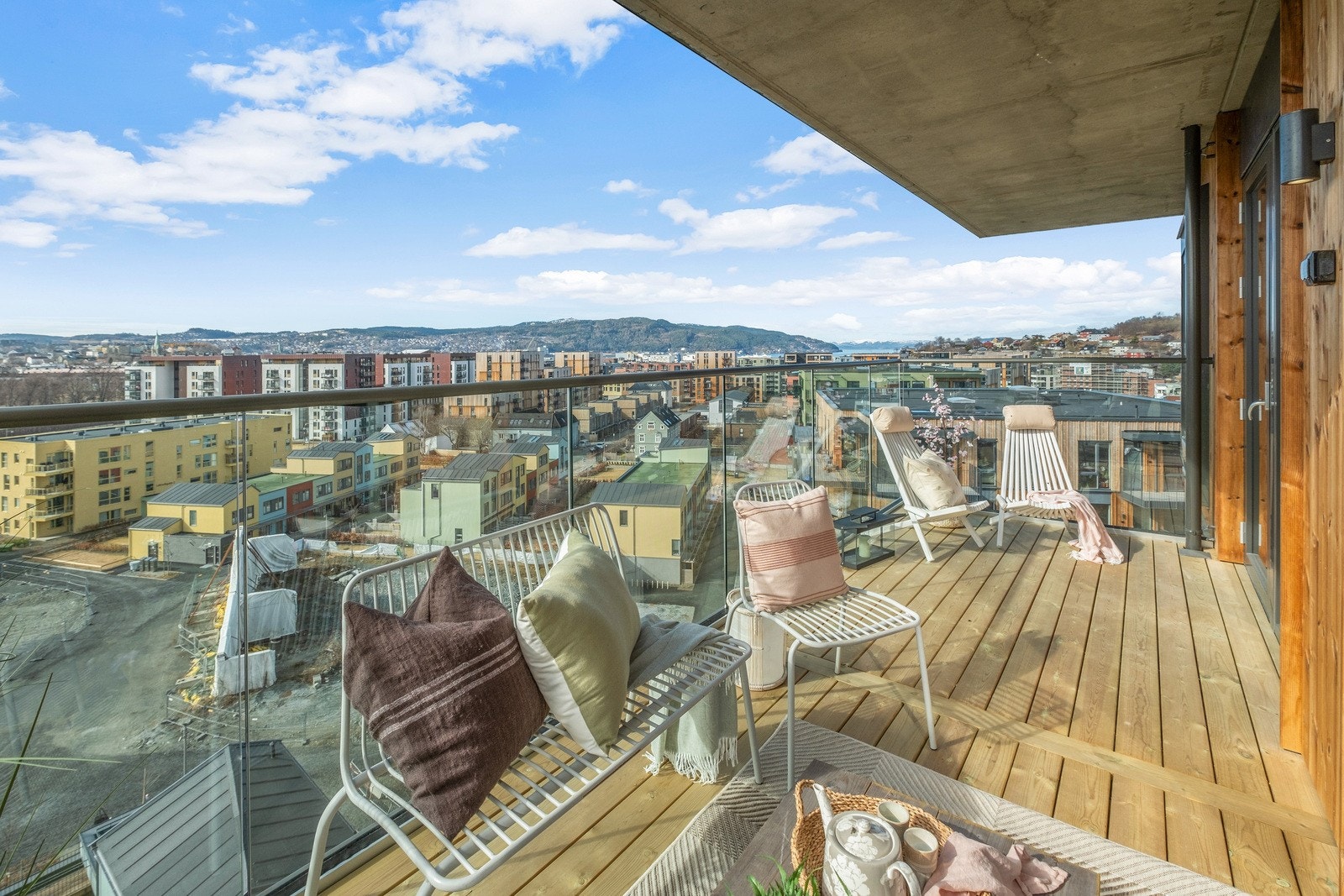 Det er noe spesielt med å stå på balkongen i 10. etasje. Leiligheten har totalt 3 balkonger, noe som gjør at du kan nyte lang solgang. Galleribilde