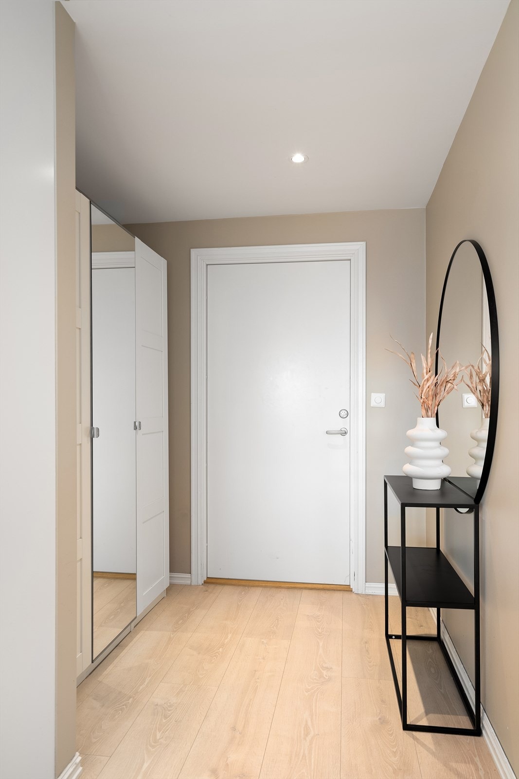 Romslig entré Galleribilde