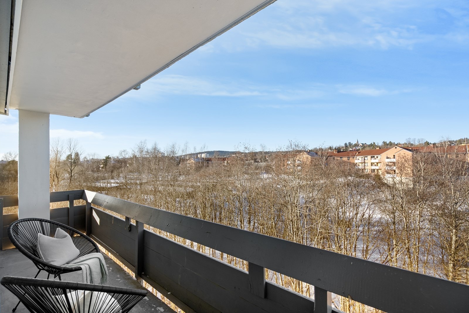 Flott utsikt mot frodig nærområde Galleribilde