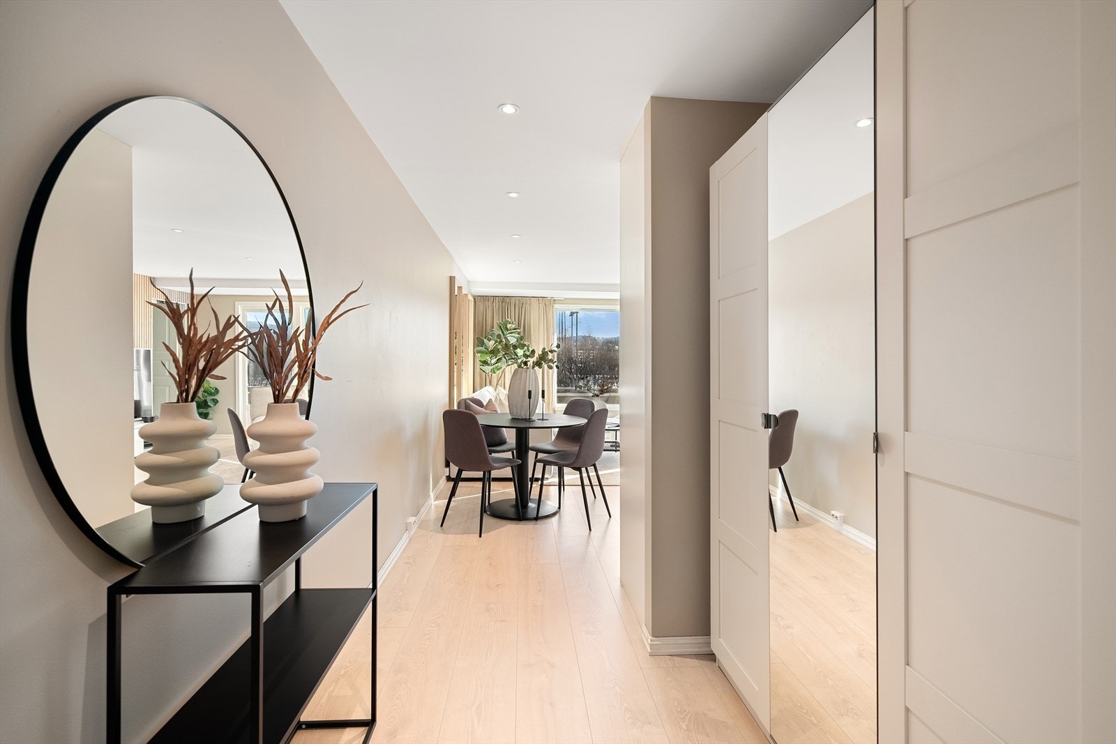 God garderobeplass i gangen Galleribilde