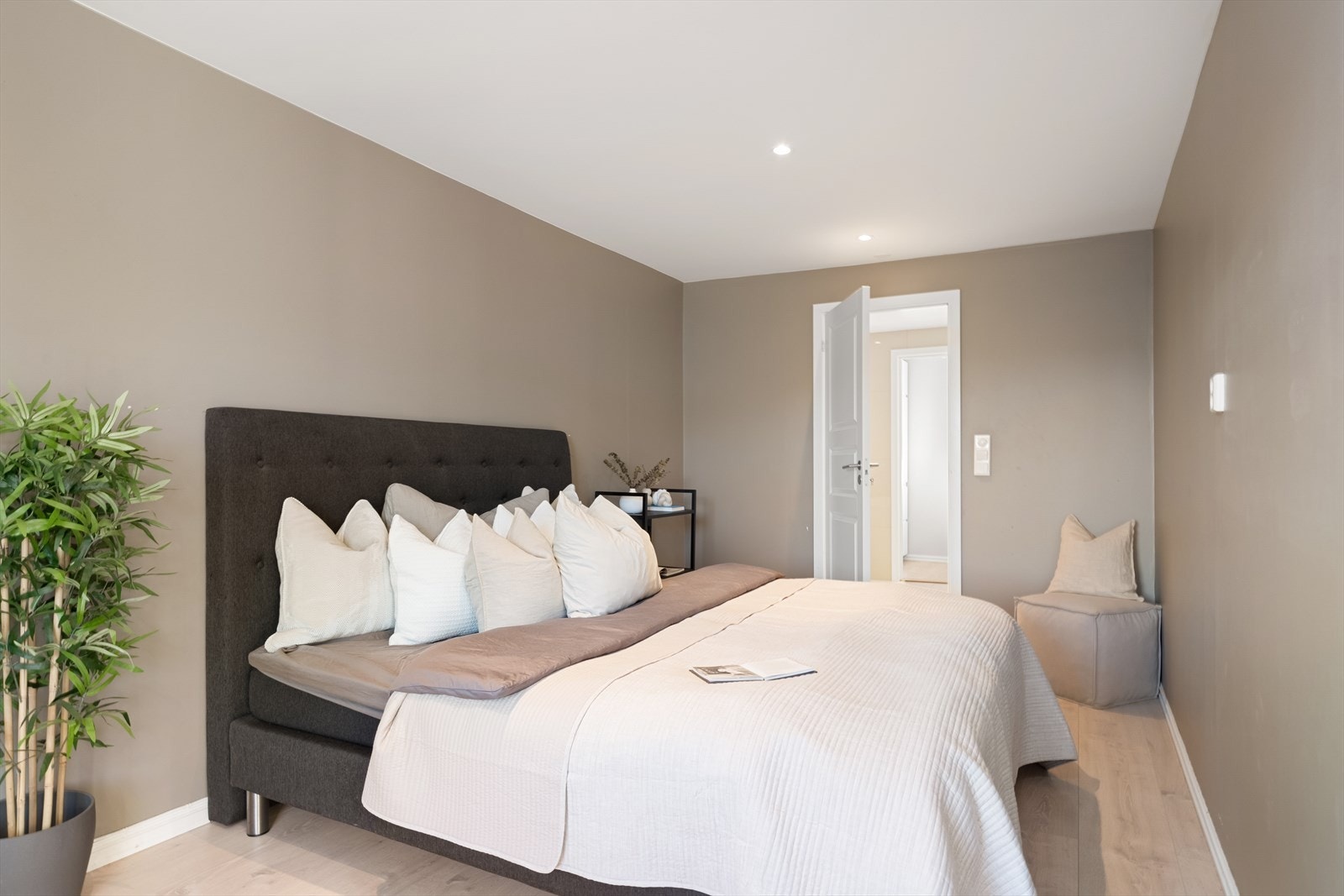 Romslig hovedsoverom med god plass til stor dobbeltseng, nattbord m.m. Galleribilde