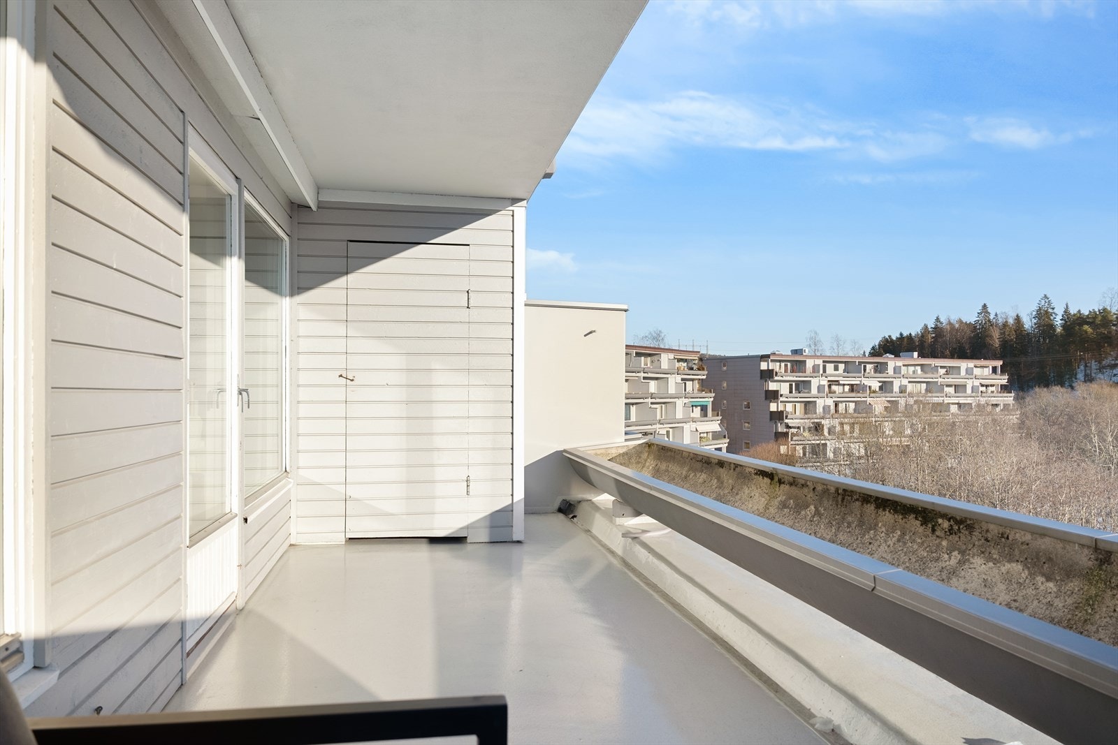 Solrik terrasse på 13 kvm med god plass til utemøblement, blomster, grill m.m. Utebod på 1,7 kvm Galleribilde