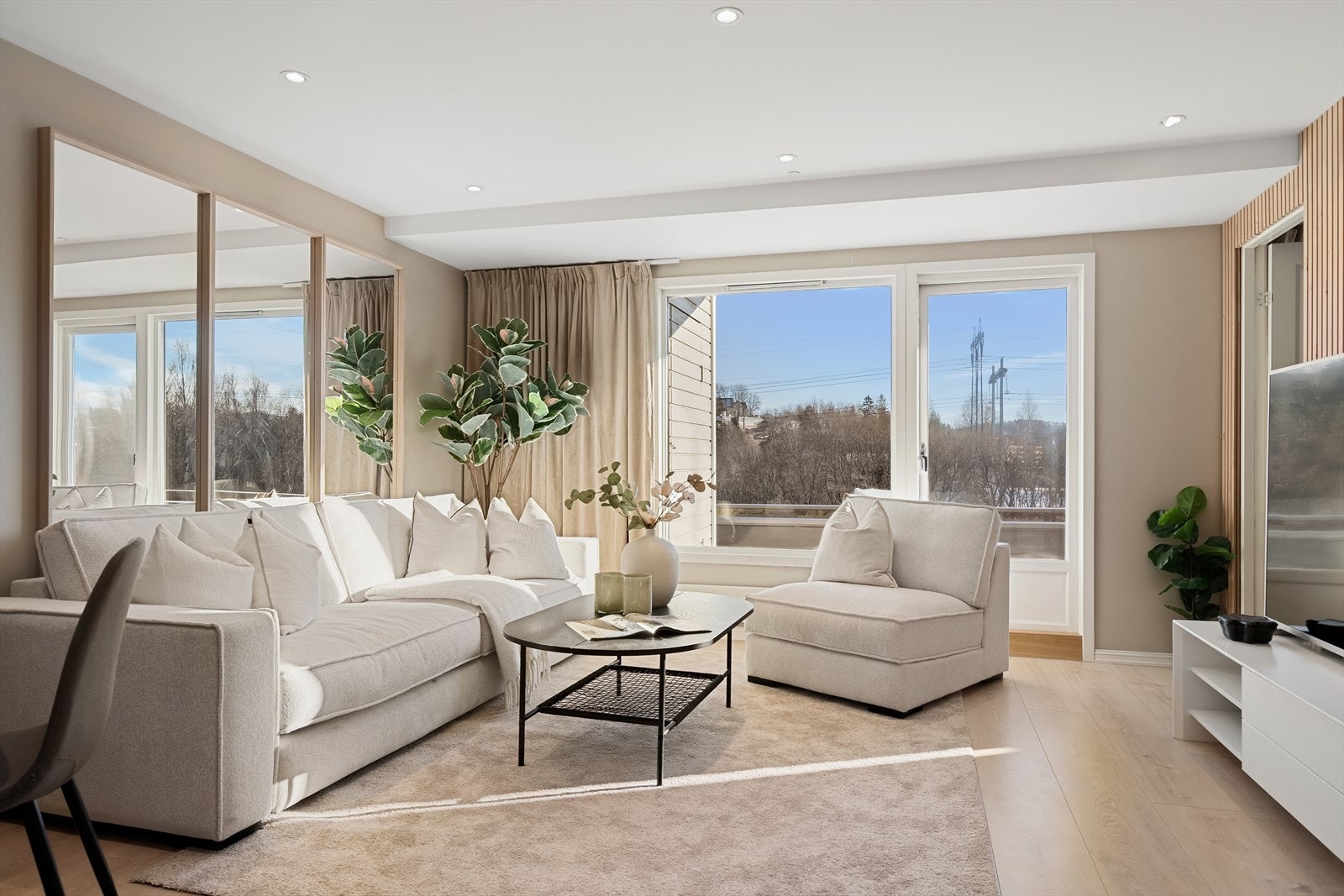 En romslig 4-roms med tilhørende hybel. Eier har leid ut hybel pluss et soverom for kr. 18.000,- pr. mnd. Galleribilde