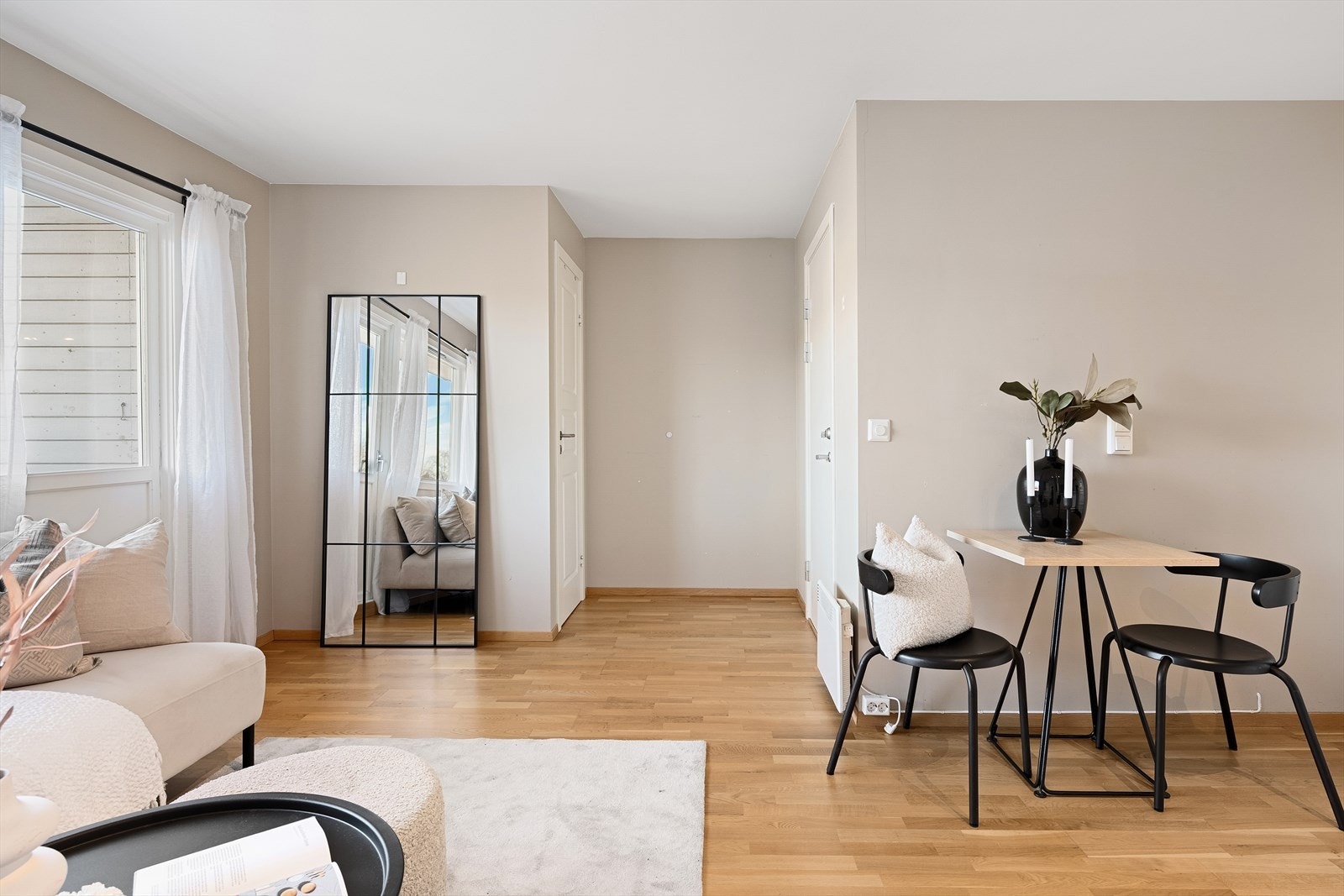 Egen balkong tilhørende hybelen - med utgang fra stuen Galleribilde