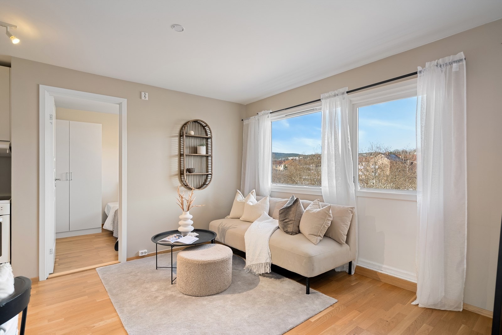 Flott hybel med egen branndør fra gangen Galleribilde