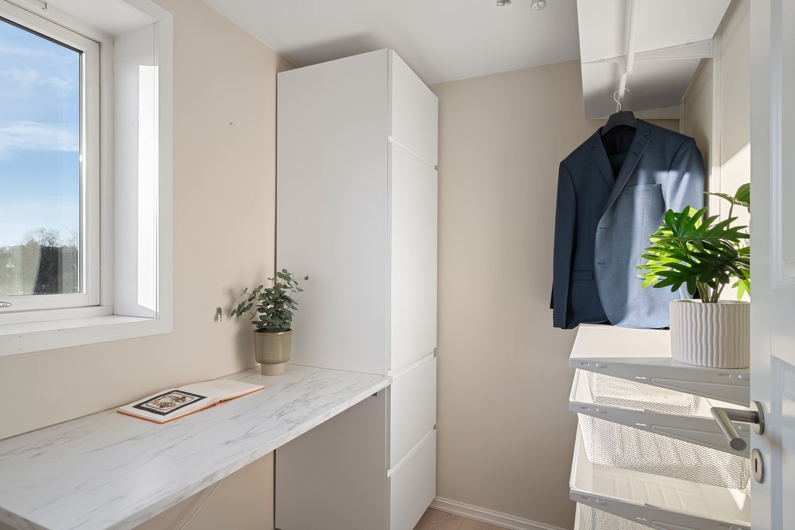 Inngang til vaskerom/walk in closet Galleribilde