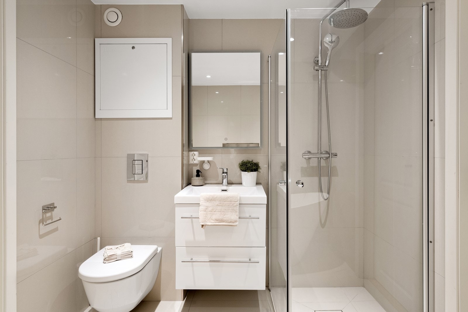 Vegghengt klosett, servant med underskap og dusjhjørne Galleribilde