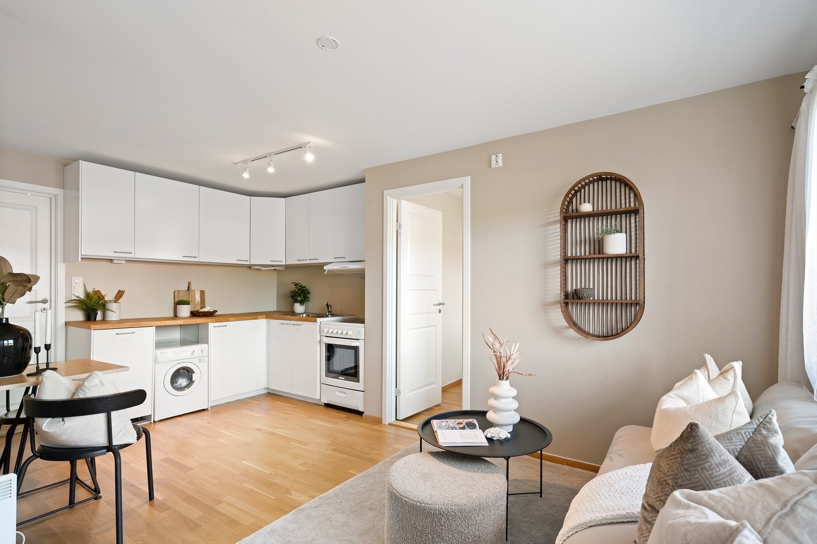 Her er det god plass til både sofagruppe og spisebord Galleribilde