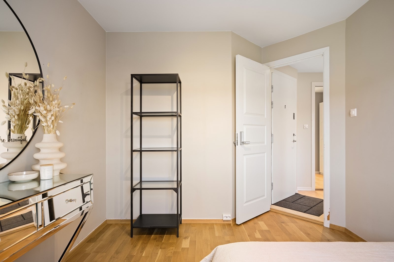 God plass til seng, kommode, skap m.m. Galleribilde