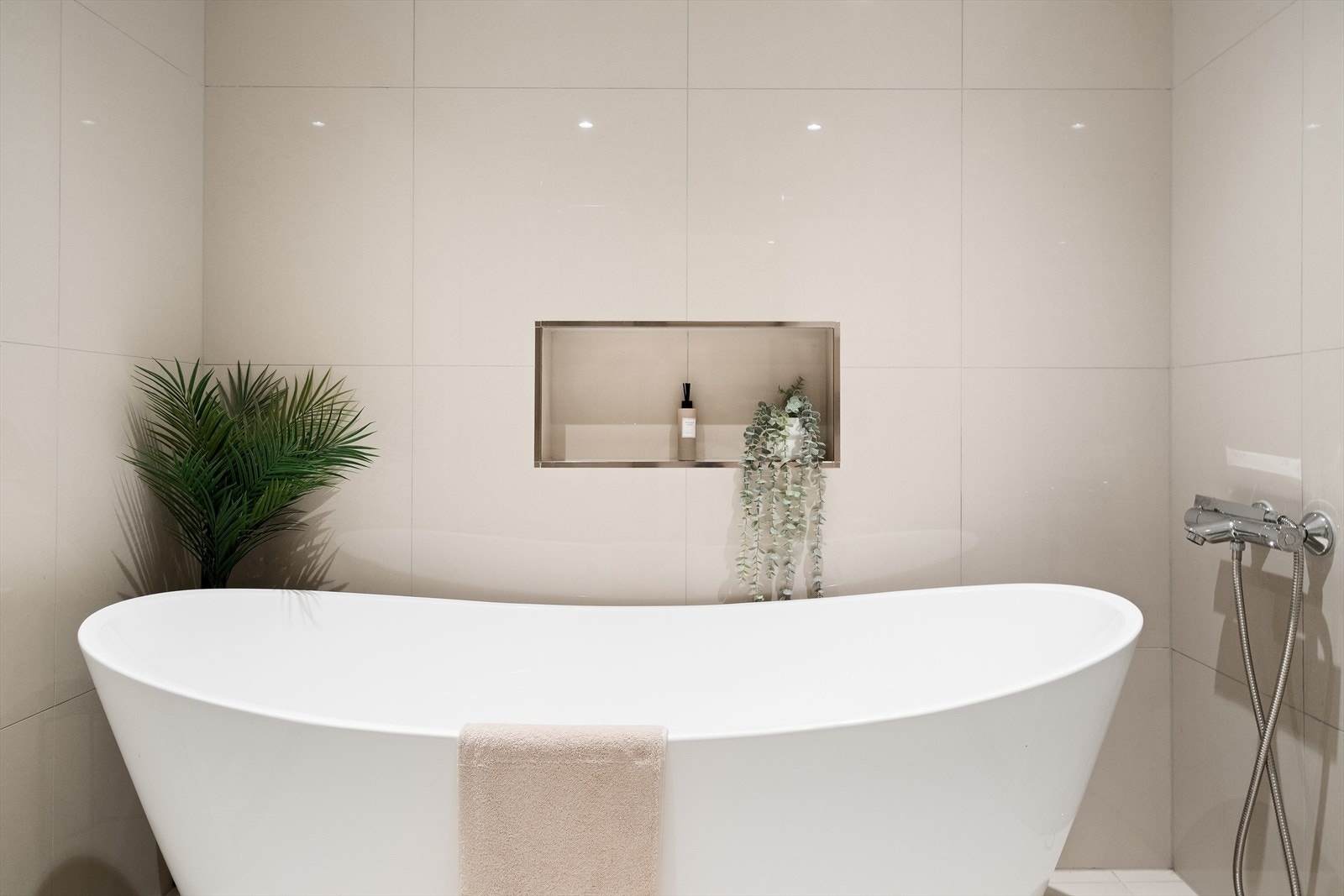 Flott badekar med nisje i veggen Galleribilde