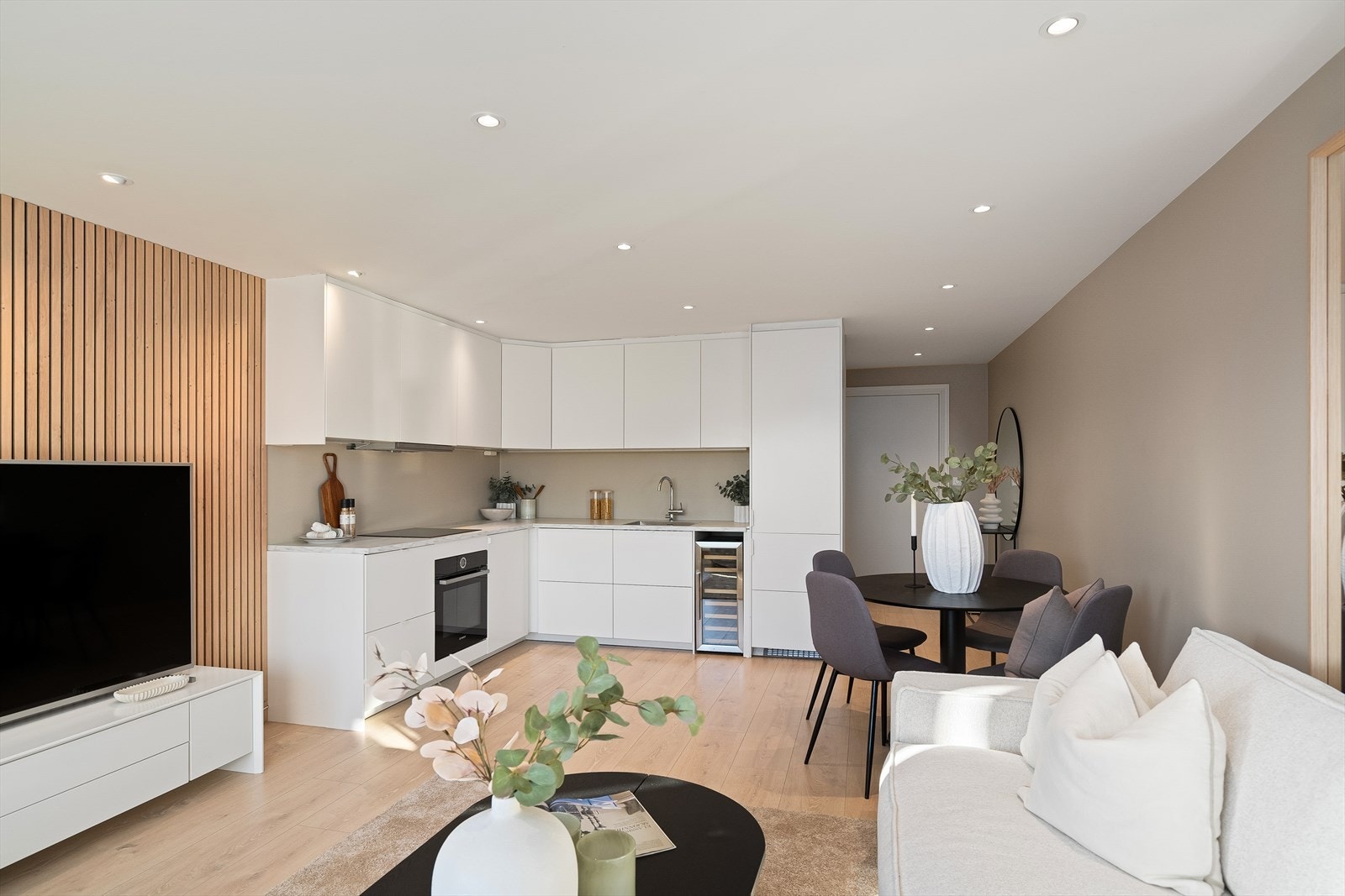 Romslig stue med flere soner og nyere kjøkken i åpen løsning Galleribilde