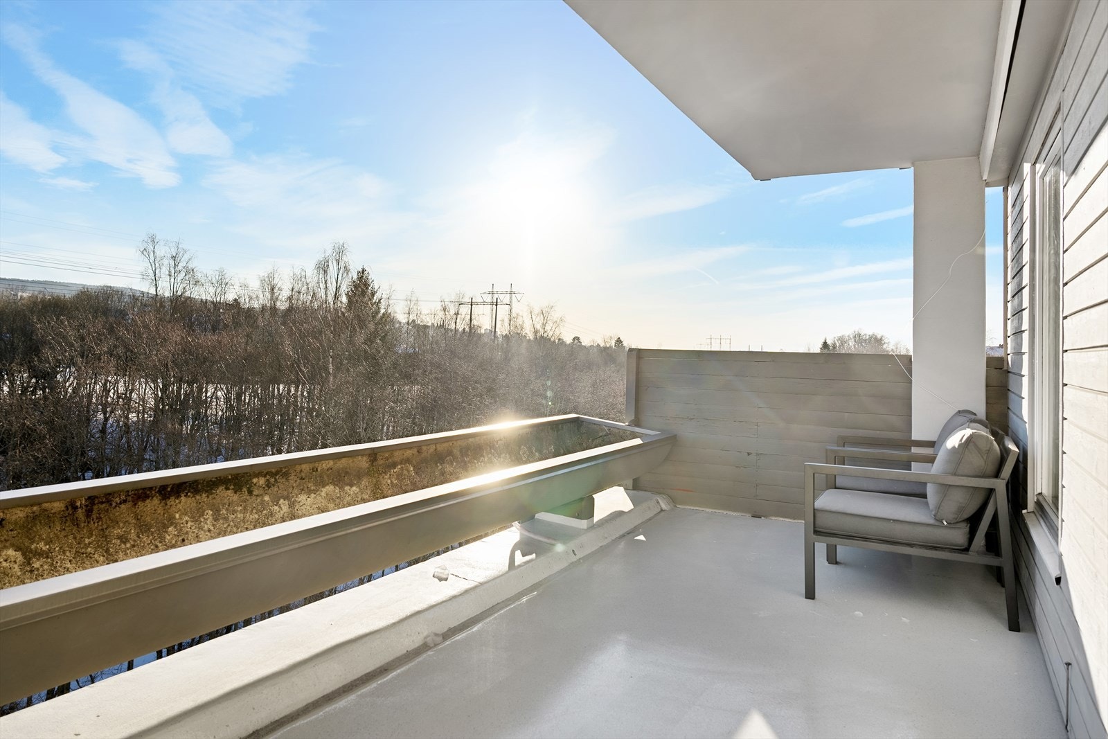 Leiligheten ligger på enden av bygget med solrike balkonger på begge sider og flott utsikt Galleribilde