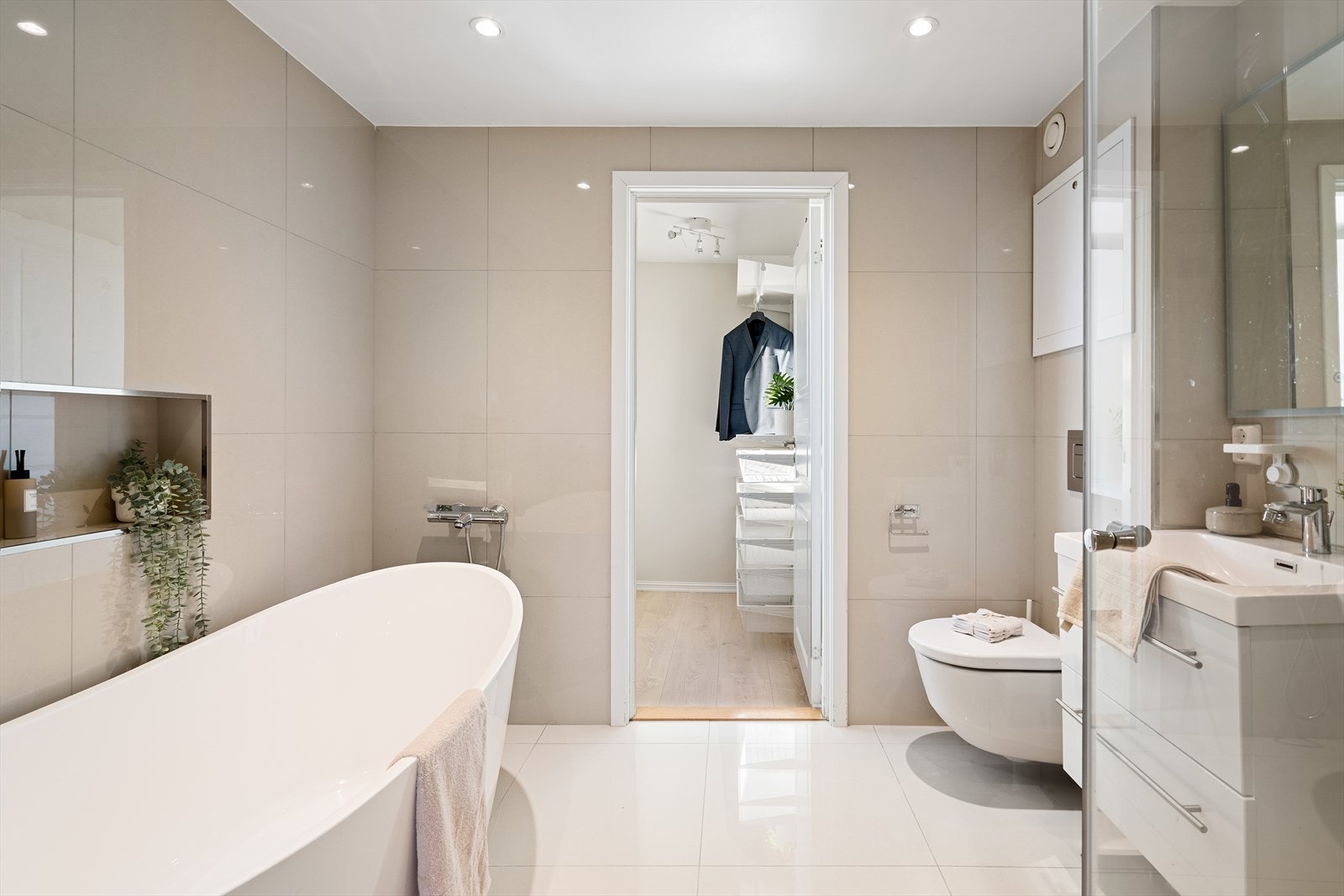 Meget delikat og eksklusivt bad fra 2020 med velværebadekar, gulvvarme og downlights Galleribilde