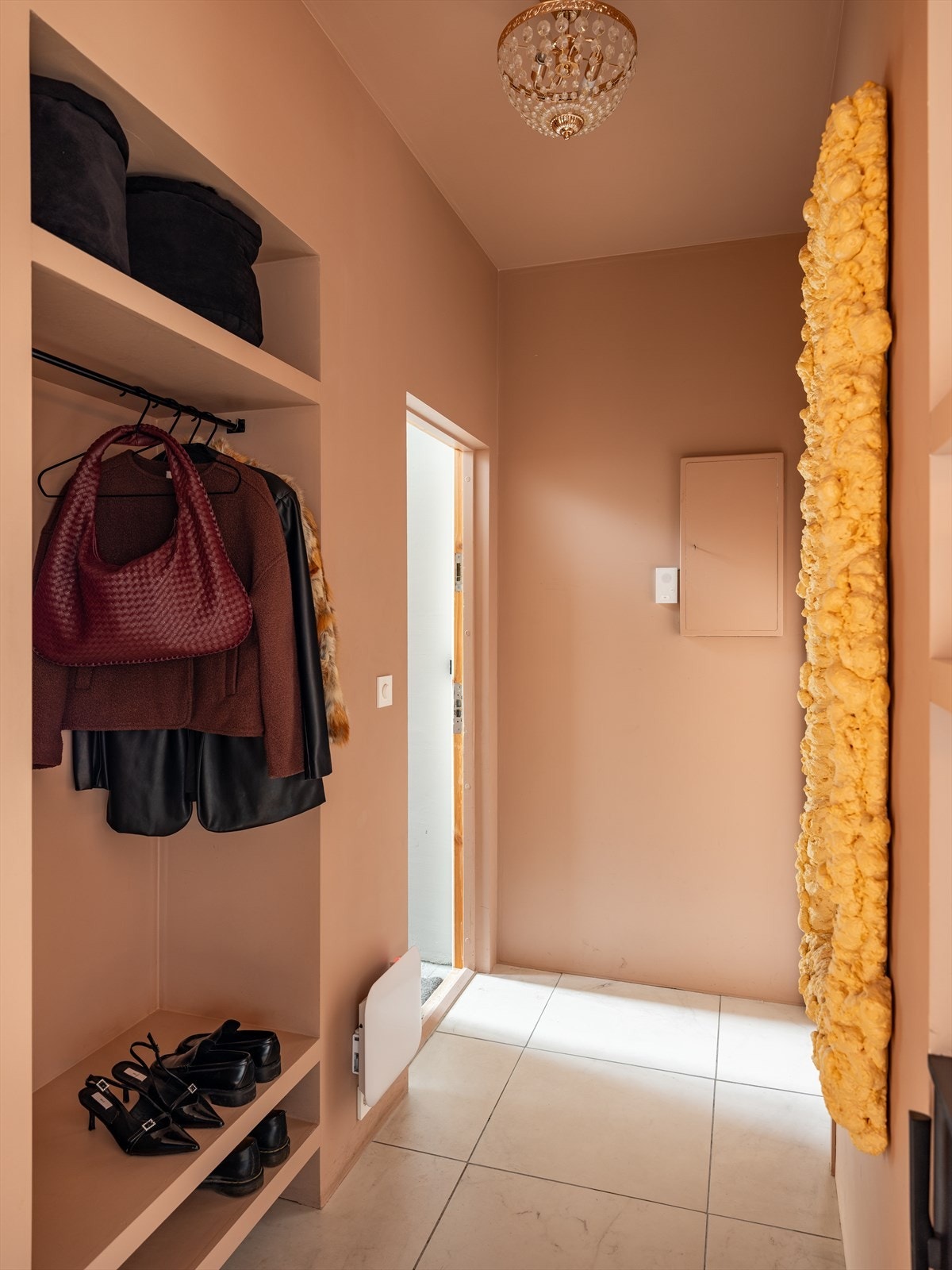 Flislagt entré på gode 3m², med god plass til oppbevaring av både sko og yttertøy. Galleribilde