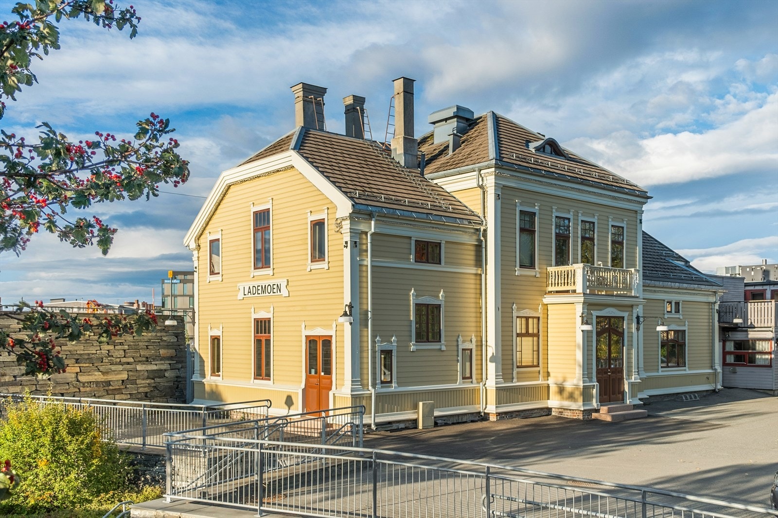 Lademoen er en holdeplass og ligger på Nordlandsbanen. Herfra kan du ta toget i retning Steinkjer, Trondheim S og Lerkendal. Videre går metrobussen like ved leiligheten. Galleribilde