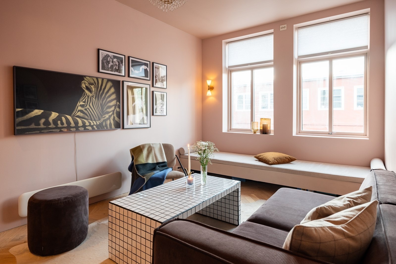 Stuen måler 15m² og byr på god plass til møblering etter eget ønske. Under vinduet finner du også en plassbygd sittegruppe med skreddersydd madrass. Galleribilde