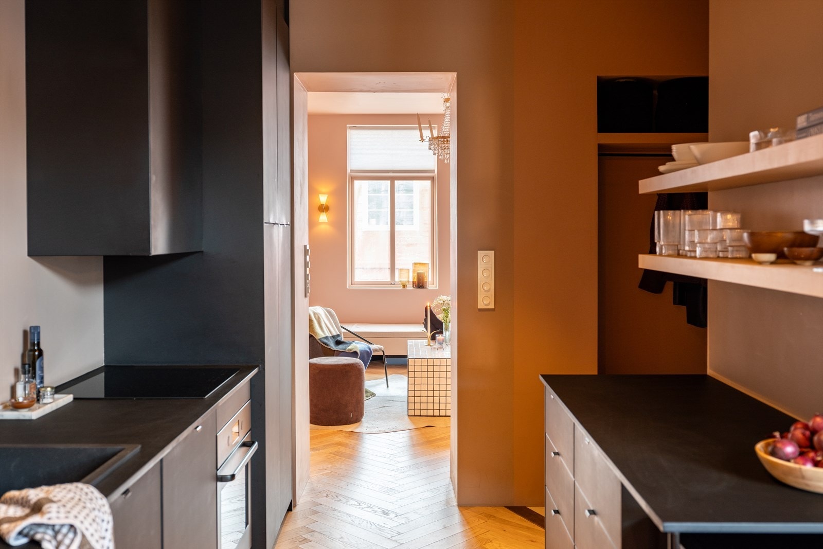 Kjøkkenet ligger praktisk adskilt fra stuerommet, og måler hele 11m². Leiligheten bærer preg av kvalitetsrike materialvalg i samsvar med tidsriktige farger. Galleribilde