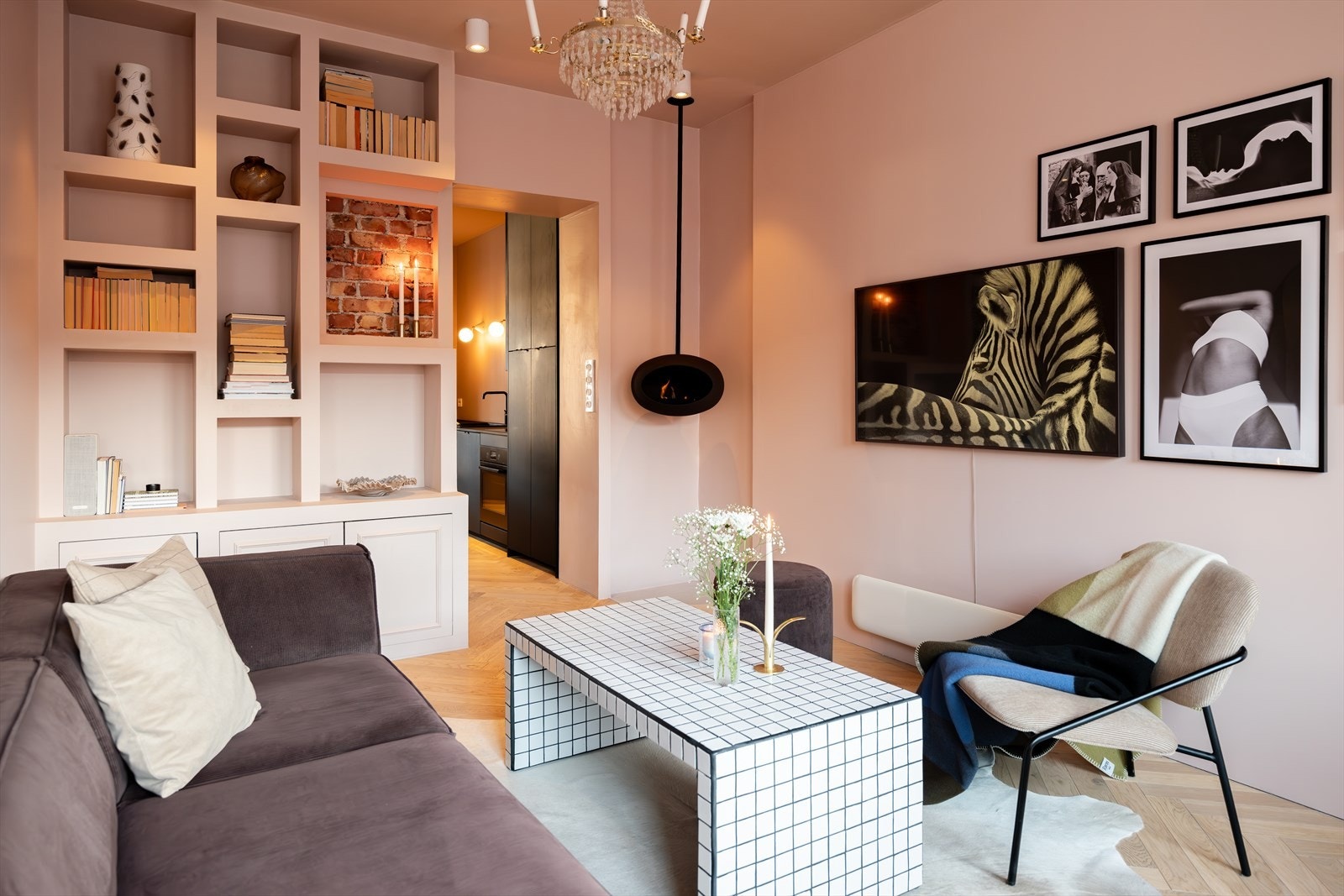Blant boligens mange detaljer finner man en innebygd bokhylle, lysekrone og stilfull biopeis. Galleribilde