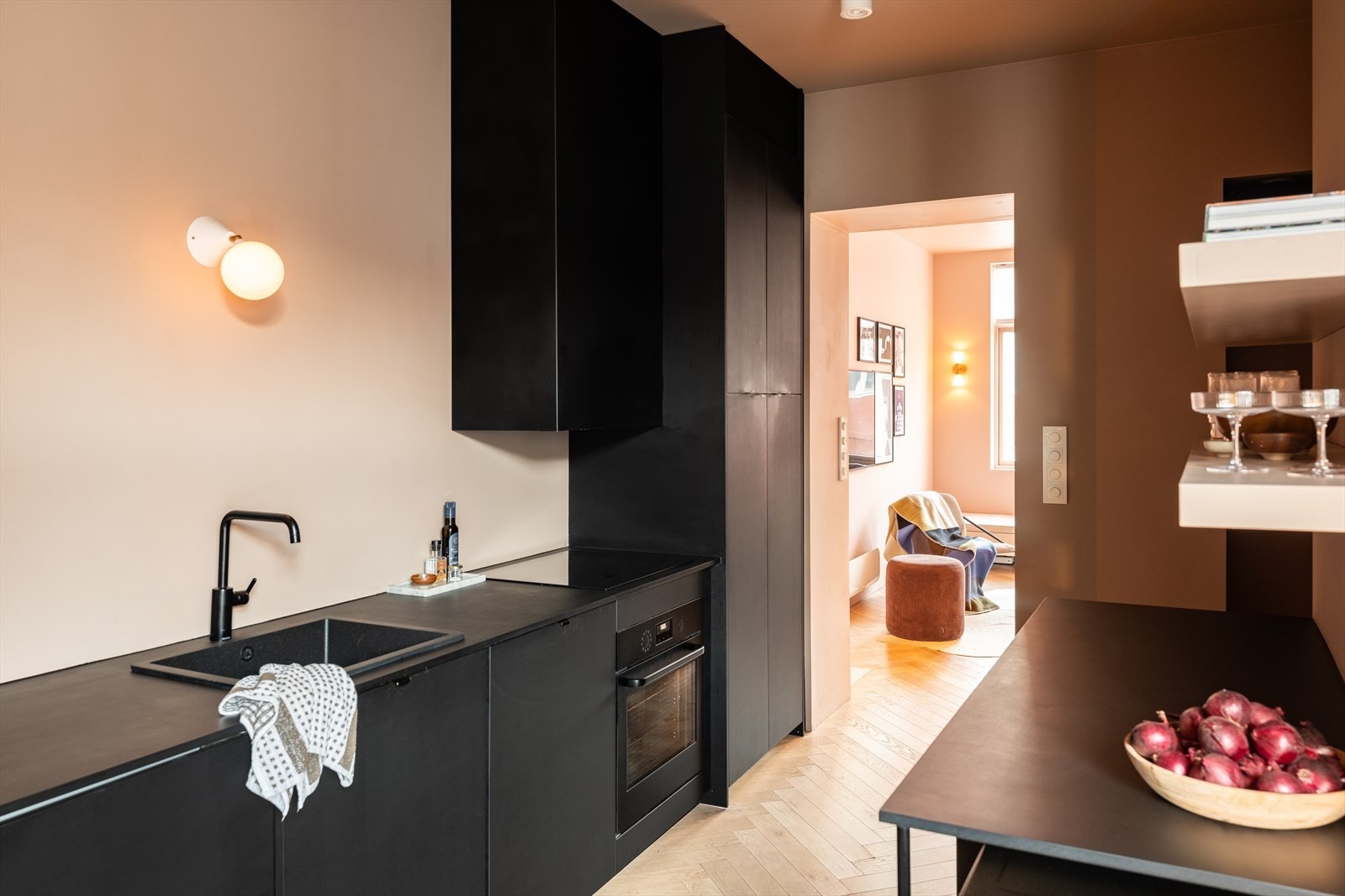 Her får du integrerte hvitevarer som kjøl- og fryseskap, platetopp, stekeovn og oppvaskmaskin. Galleribilde