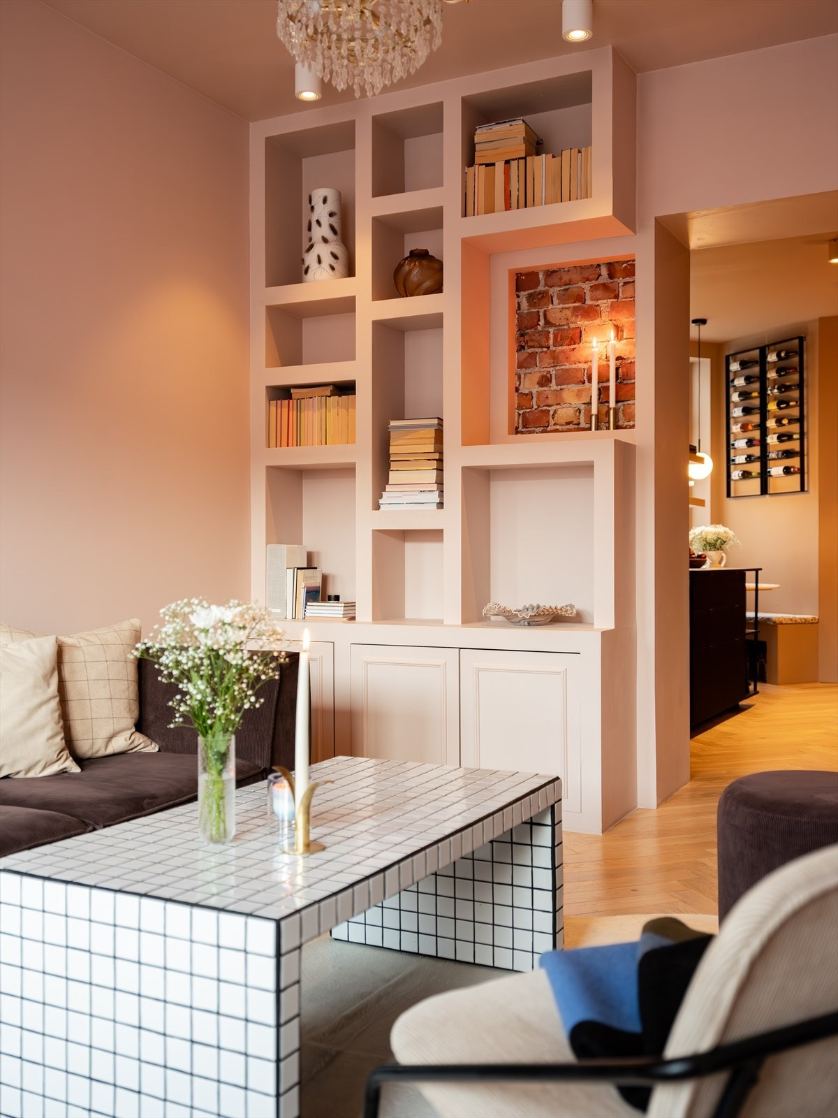 Leiligheten varmes opp med elektrisitet, og biopeis for ekstra komfort og varme. El-anlegget er nytt i 2019, og for badet i 2021. Galleribilde