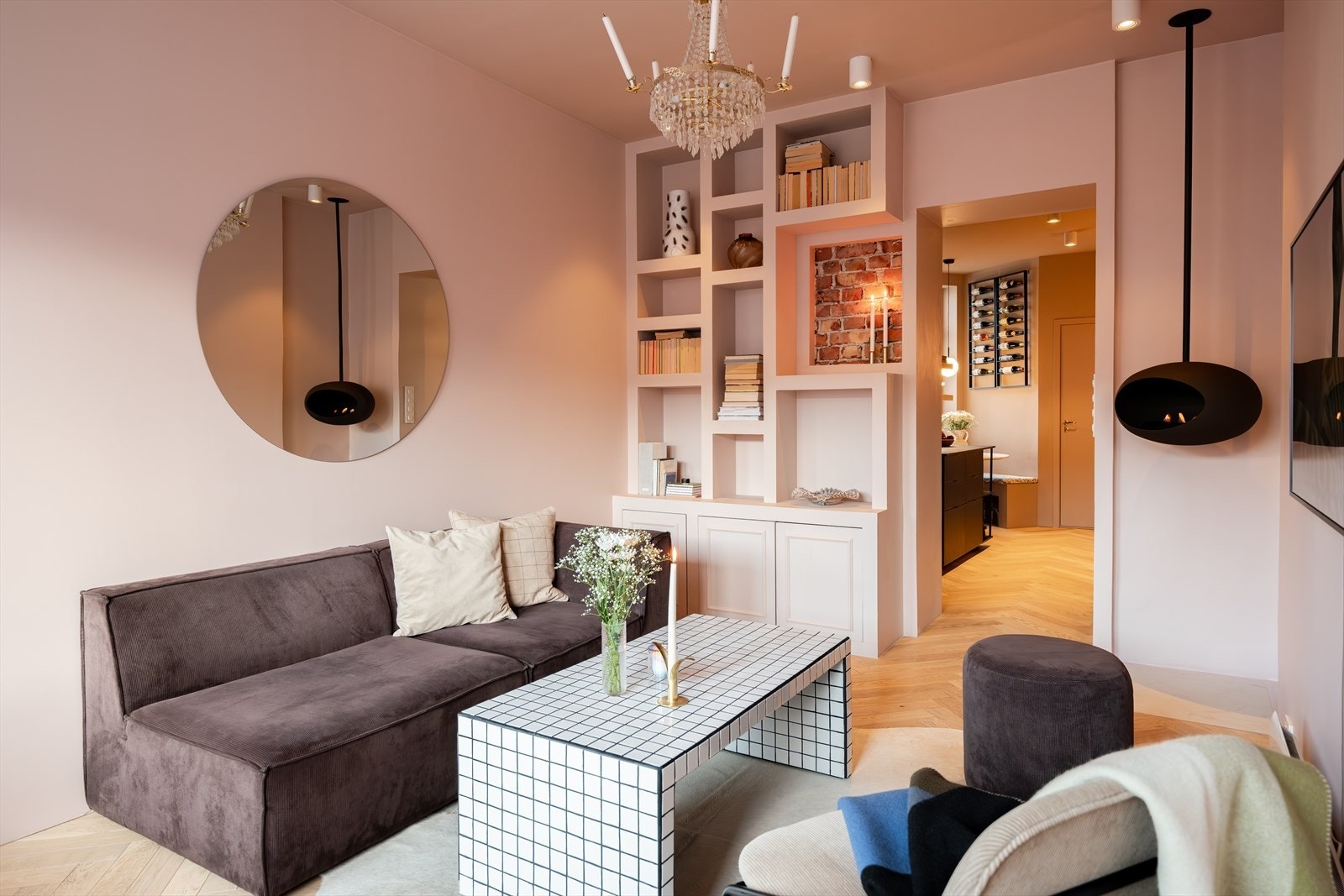 Leiligheten ble betydelig renovert fra 2019-2021, og materialvalg samt oppgraderingene holder en høy og innbydende standard. Galleribilde