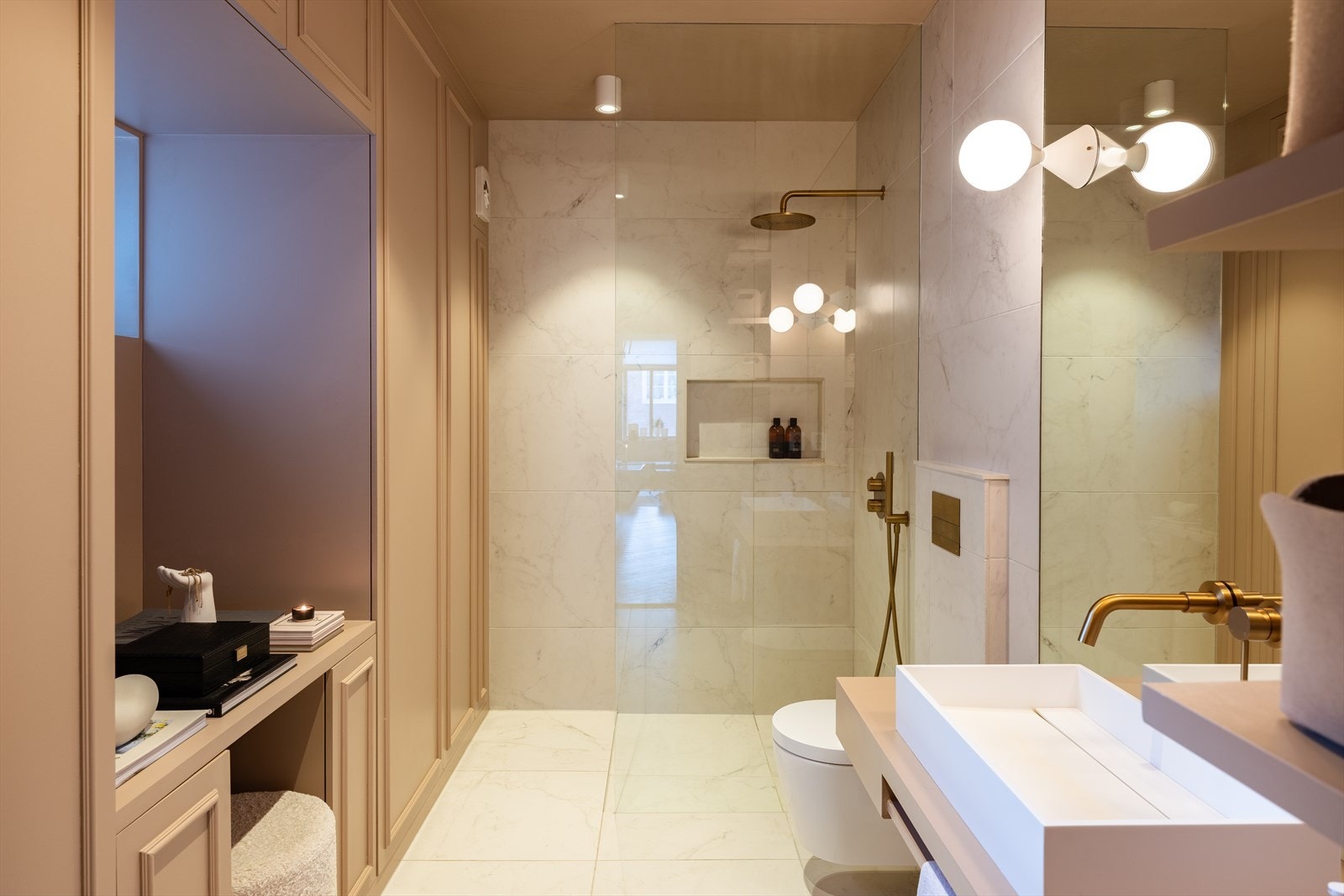 Badet måler hele 7m² og har naturligvis varme i gulv. Galleribilde