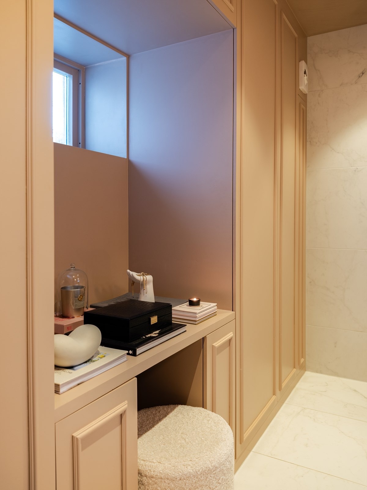 Her får du spesialtilpassede integrerte skap for oppbevaring av baderomsartikler, vaskemaskin og varmtvannsbereder. Galleribilde