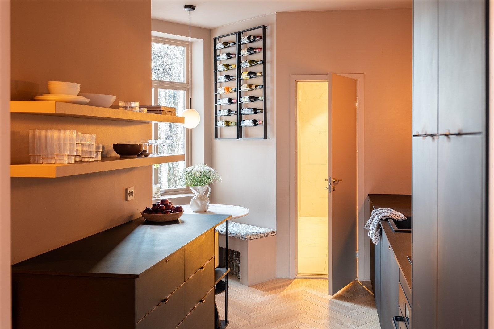 Plassbygde hylleløsninger for opppbevaring og et tiltalende uttrykk, komplementerer kjøkkenets lekre uttrykk. Galleribilde