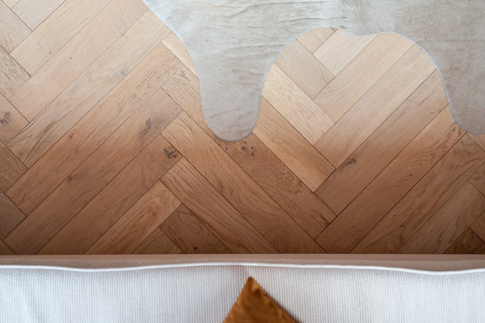 Elegant fiskebensparkett på stue, soverom og kjøkken. Galleribilde