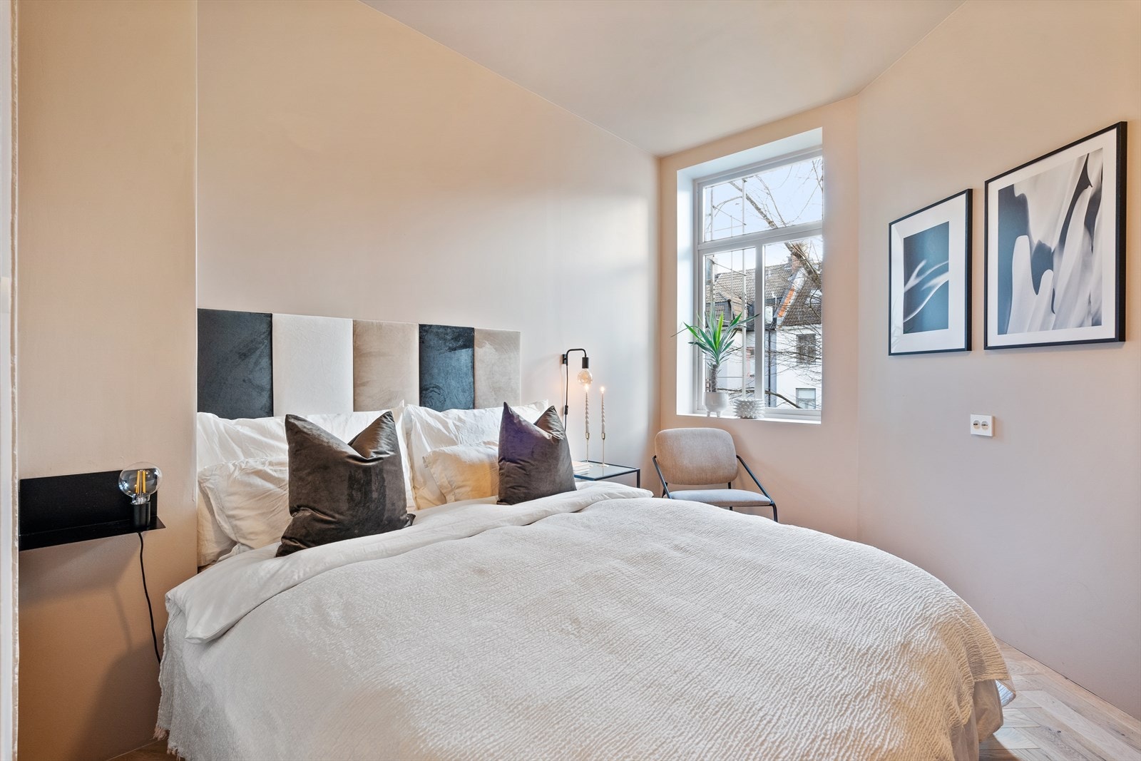 Du får et romslig soverom på 10,5m², som gir rikelig med plass til både dobbeltseng, nattbord og garderobeløsning. Galleribilde