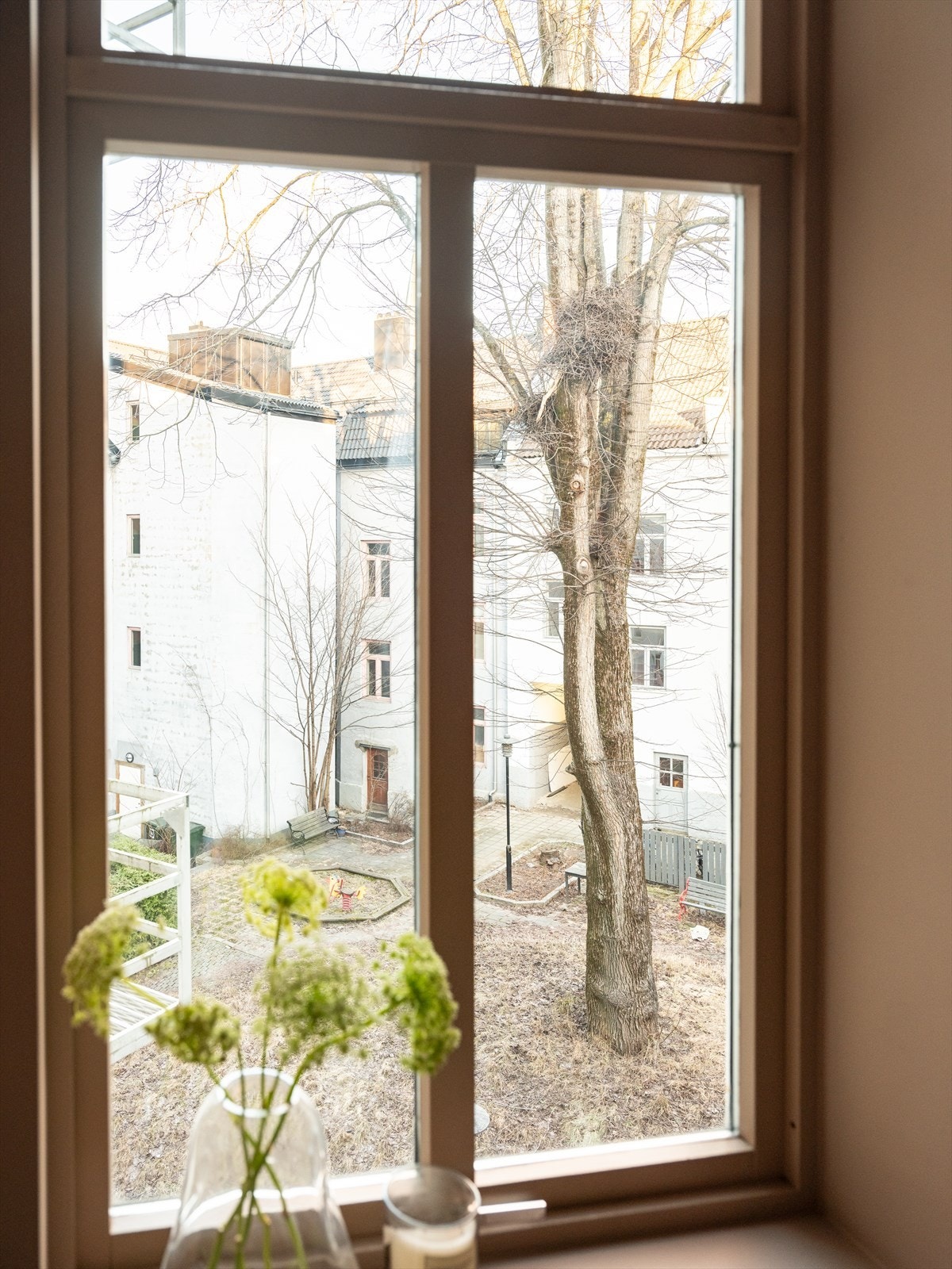 I en klassisk bygårdsstil får du karakteristiske, dype vinduskarmer. Galleribilde