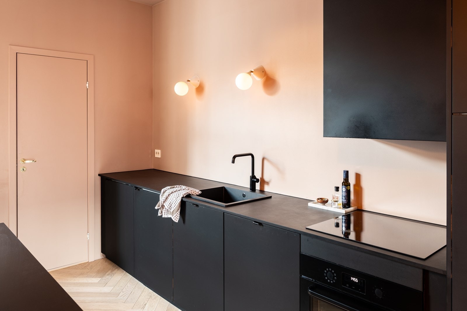 Kjøkken i sort utførelse med rikelig skap- og benkeplass. Galleribilde