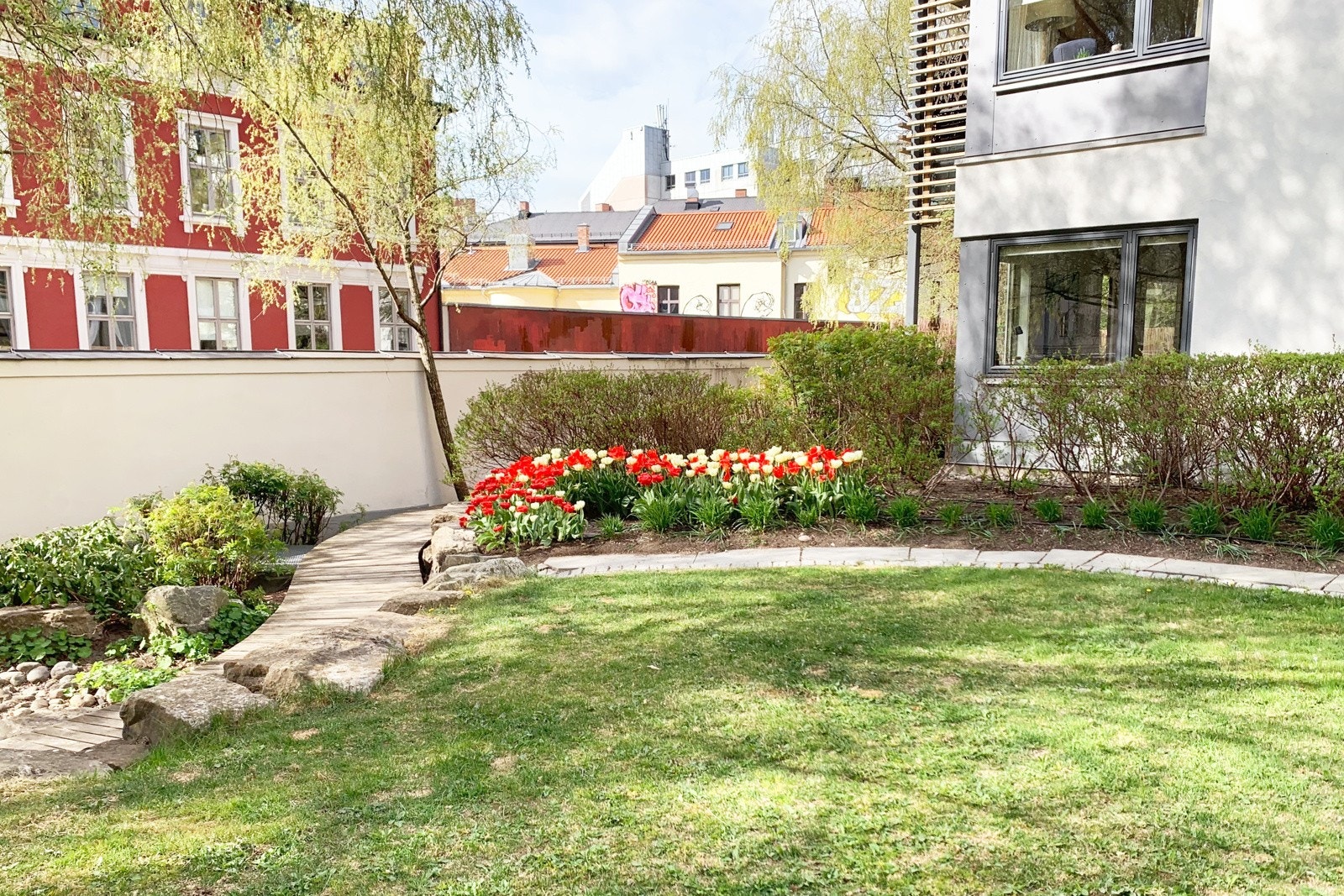 Tidlig sommerbilde tatt av selger. Bildet er tatt utenfor stuevinduet. Galleribilde