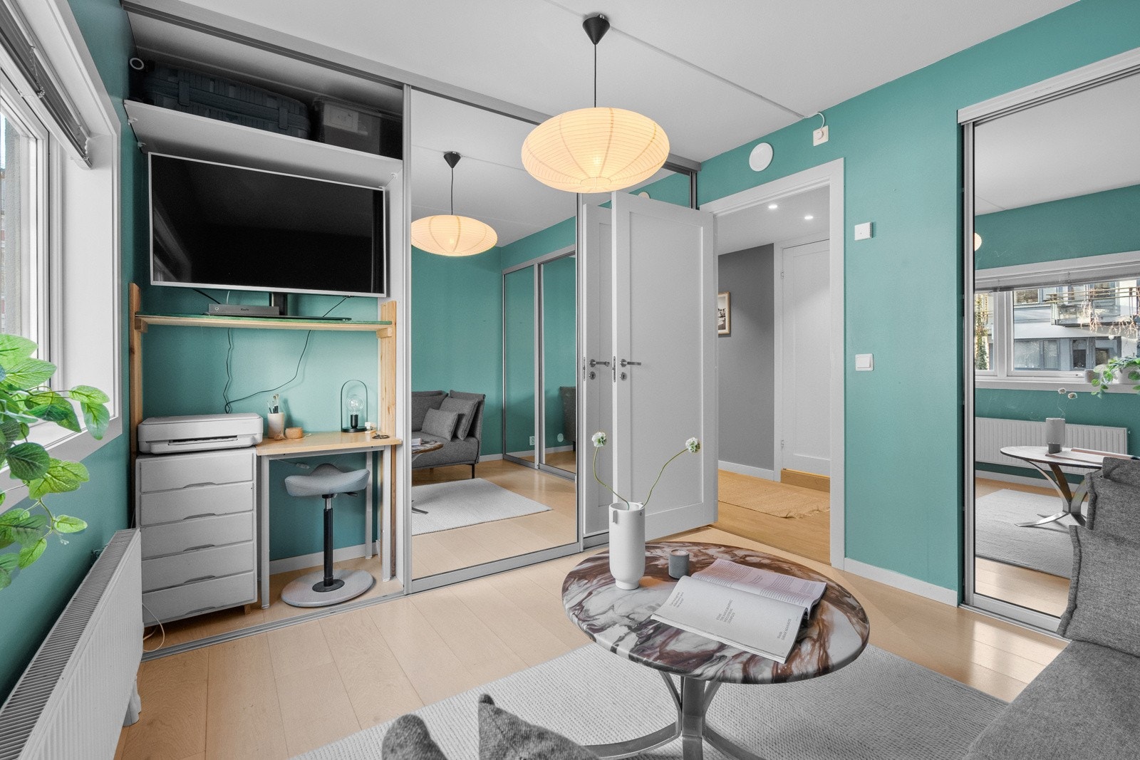 Det er også en smart hjemmekontor- og TV-løsning i den ene skyvedørsgarderoben. Galleribilde