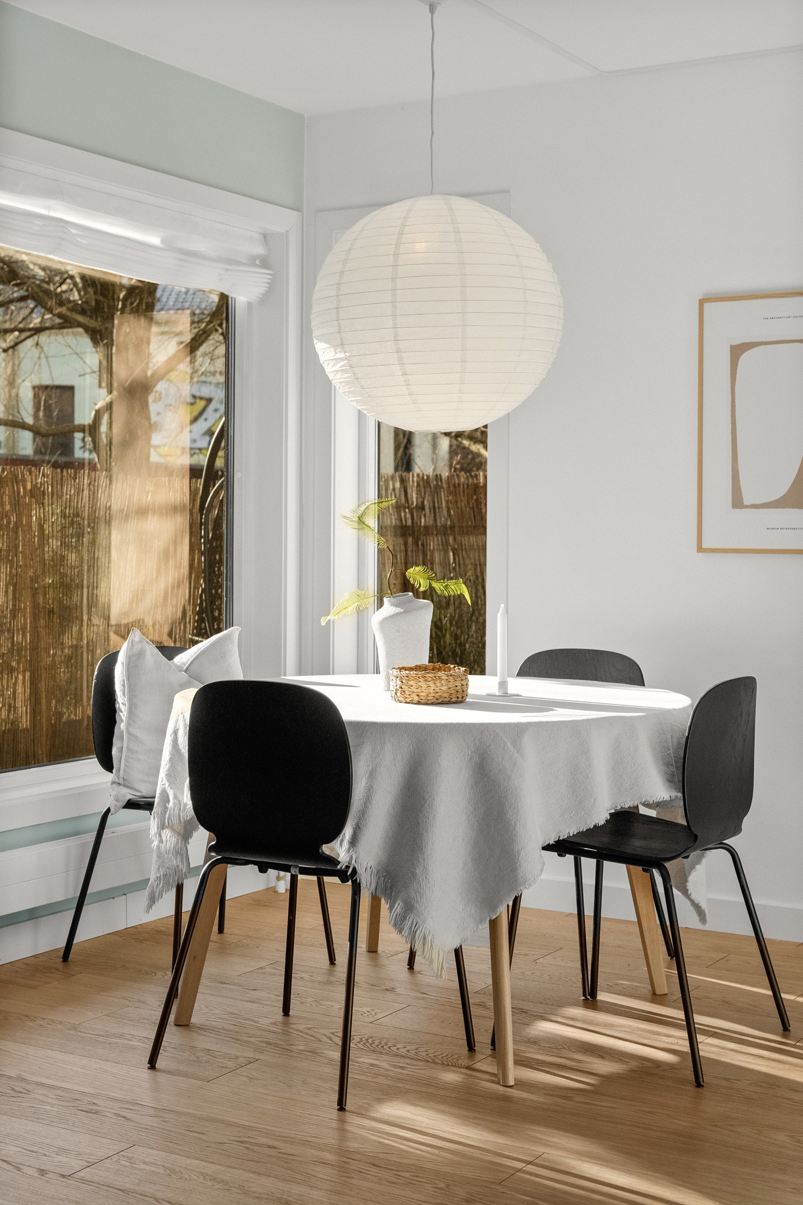 Store vindusflater gir rikelig med naturlig lys og bidrar til hyggelig spisehjørne. Galleribilde