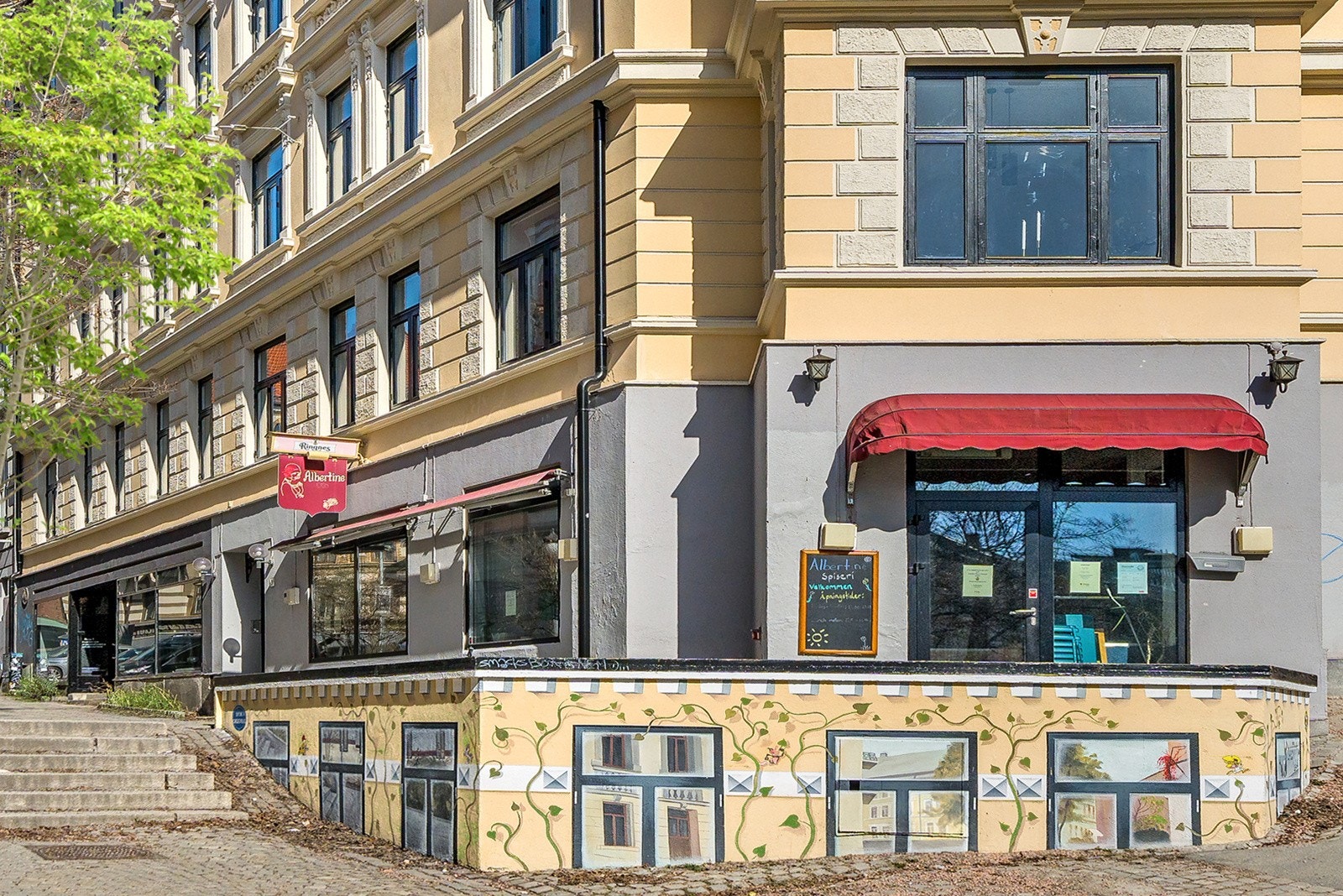 Svært sentral beliggenhet i sentrum av Oslo. Her har du garngavstand til det meste! Albertine spiseri er et av flere fine spisesteder i området. Galleribilde