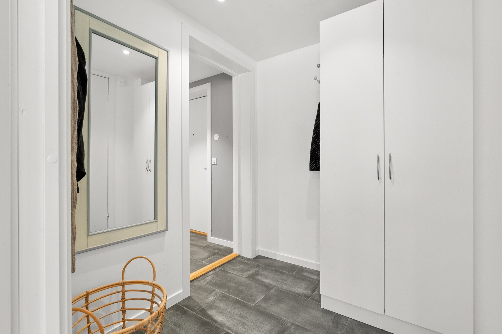 Videre har hybeldelen et praktisk garderobeskap i mellomgangen, med videre adkomst til bad og stue/soverom Galleribilde