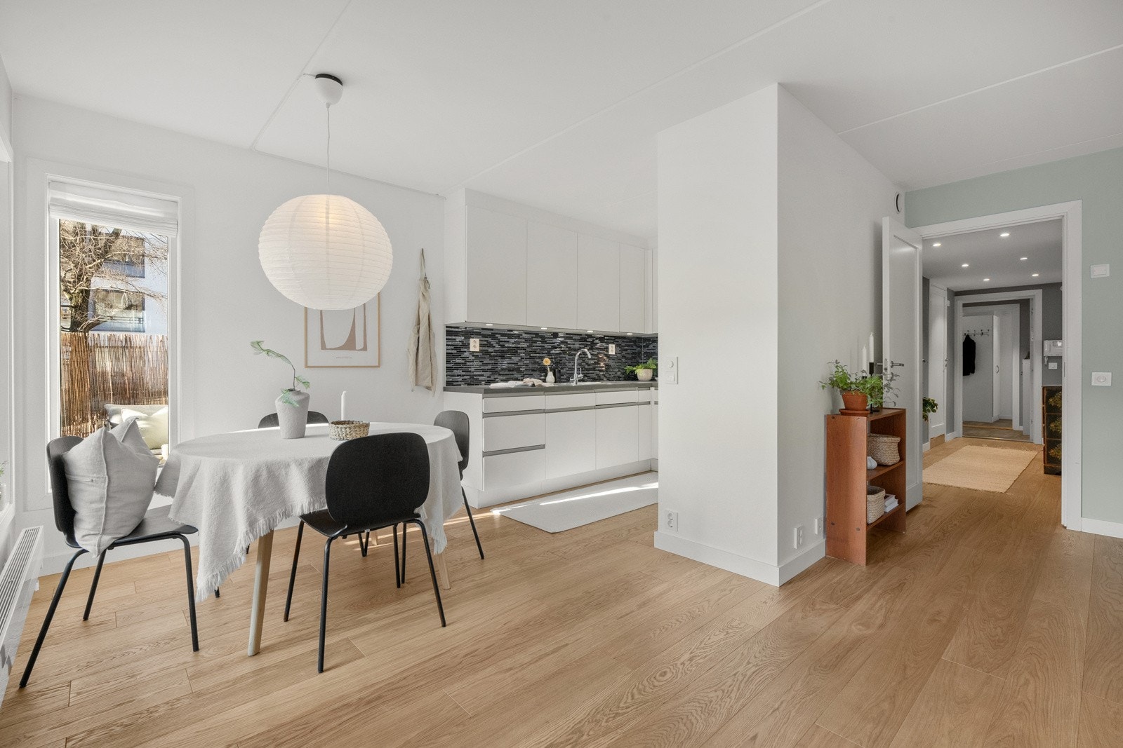 Det er montert strøm for taklampe over spisebord. Galleribilde