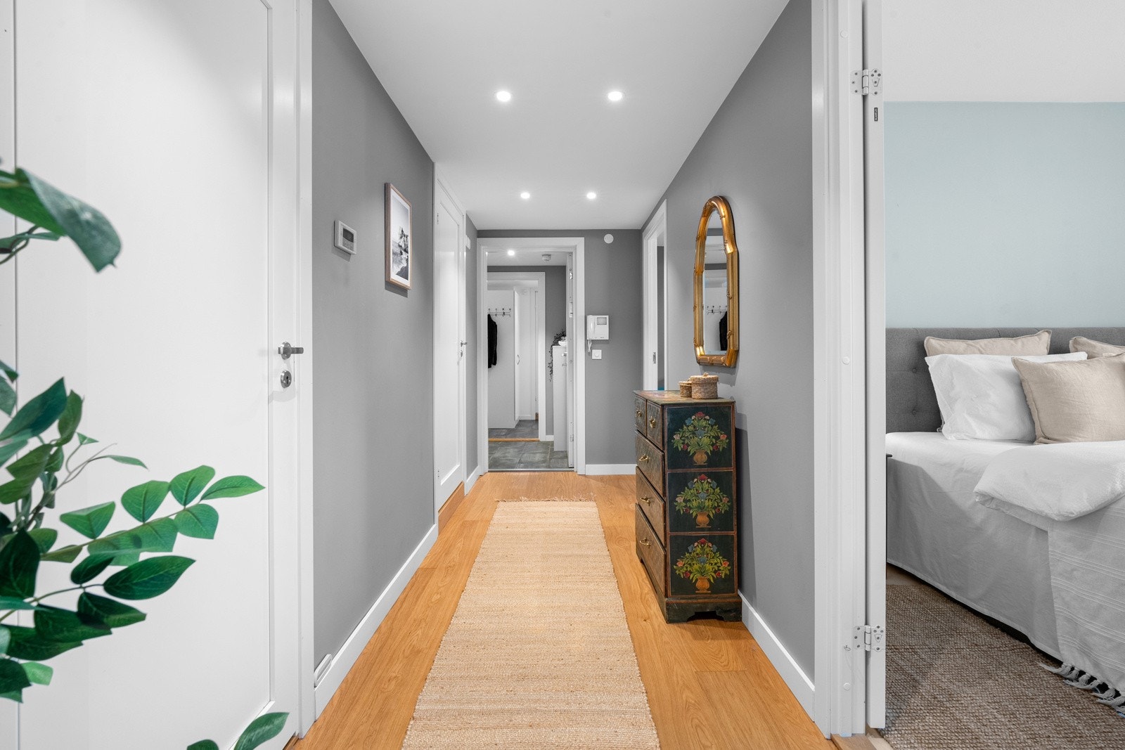 Gangen har samme delikate 1-stavs parkett som stuen og kjøkkenet. Downlights i himling gir god belysning. Galleribilde