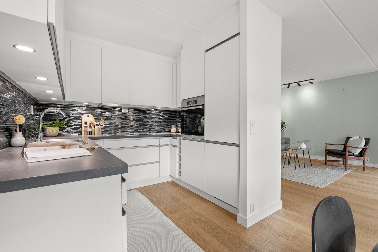 Kjøkkenet er stilrent og var nytt i 2018. Det er utstyrt med laminat benkeplate, og over benken er det stavmosaikk og rikelig med belysning. Galleribilde