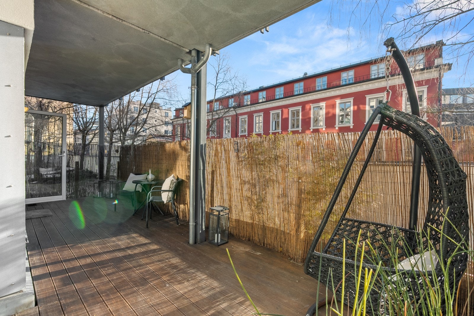 I sommersesongen er det sol på uteplassen fra morgen til tidlig kveld. Galleribilde