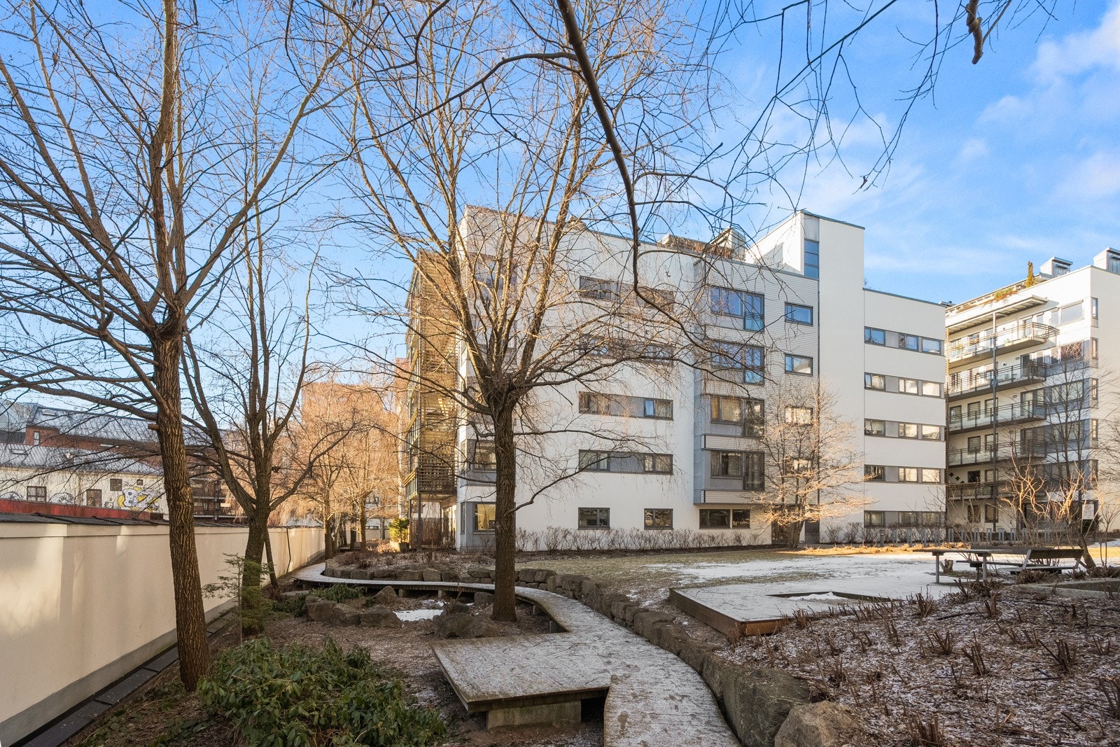 Boligen ligger i 1.etasje, i et flott bygg fra 2003. Tomten ligger høyt i terrenget, og leiligheten ligger derfor på et høyere nivå enn bakkeplan hvor bilene kjører inn i garasjen. Galleribilde