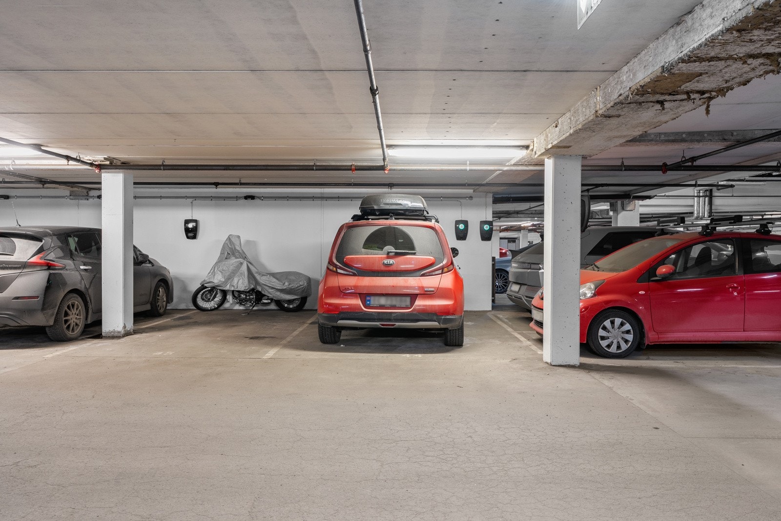 Det medfølger parkeringsplass i felles garasjeanlegg. Plassen har el-billader og er bredere sammenlignet med andre i garasjeanlegget. Enkel adkomst fra leiligheten via trapp eller heis. Her ligger også lagringsboden som leiligheten disponerer. Galleribilde