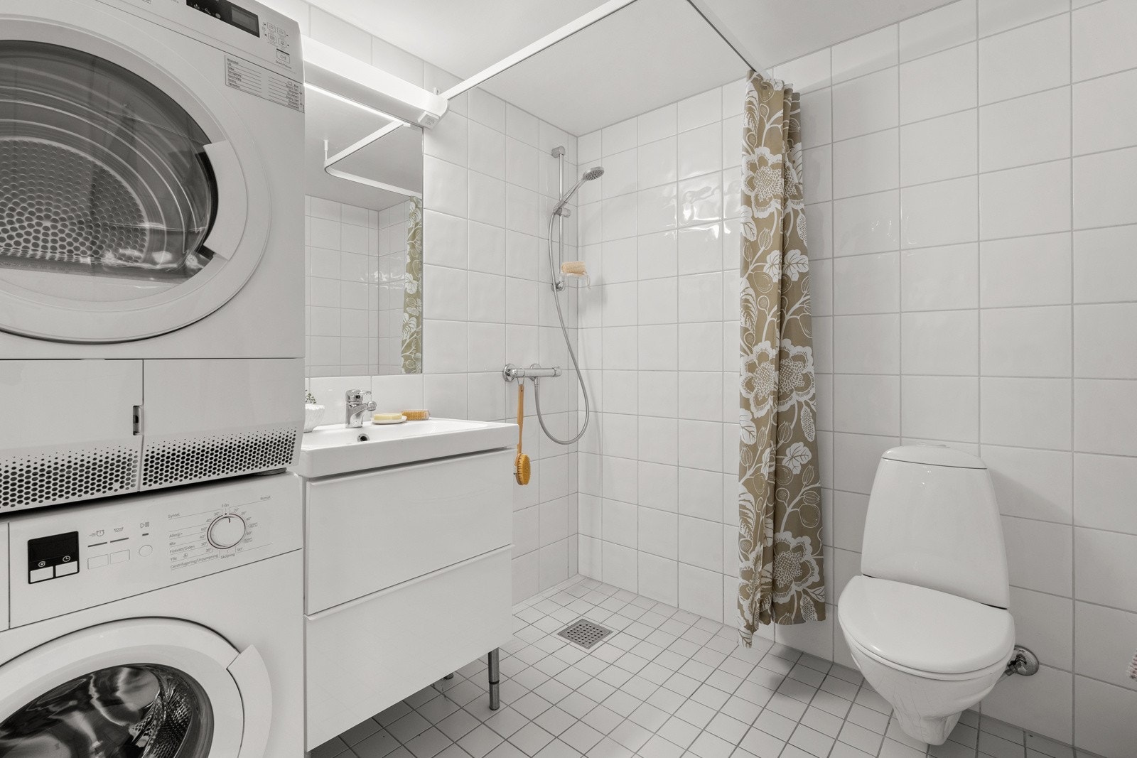 Eget dusjhjørne med dusjforheng. Toalett er også på plass for et fullverdig bad. Galleribilde