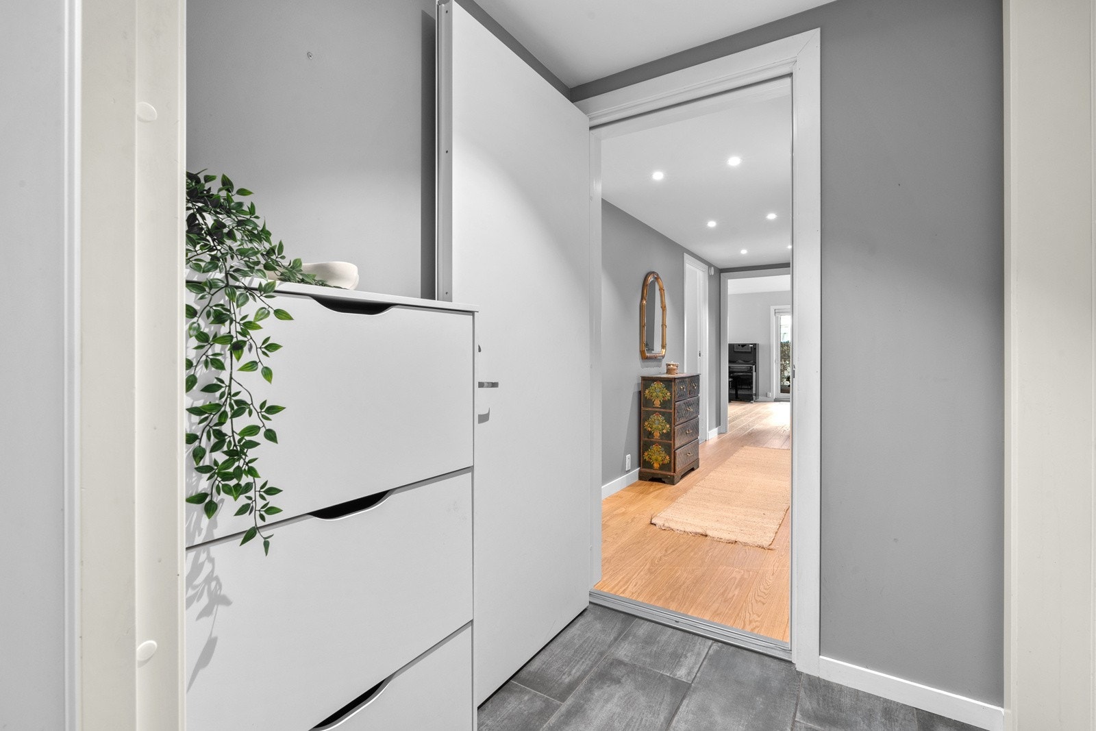 Entréen har plass for kommode og døren mellom entré og hybeldel kan lett settes tilbake om ny eier ønsker å leie ut. Døren står lagret i bod og har kodelås. Galleribilde