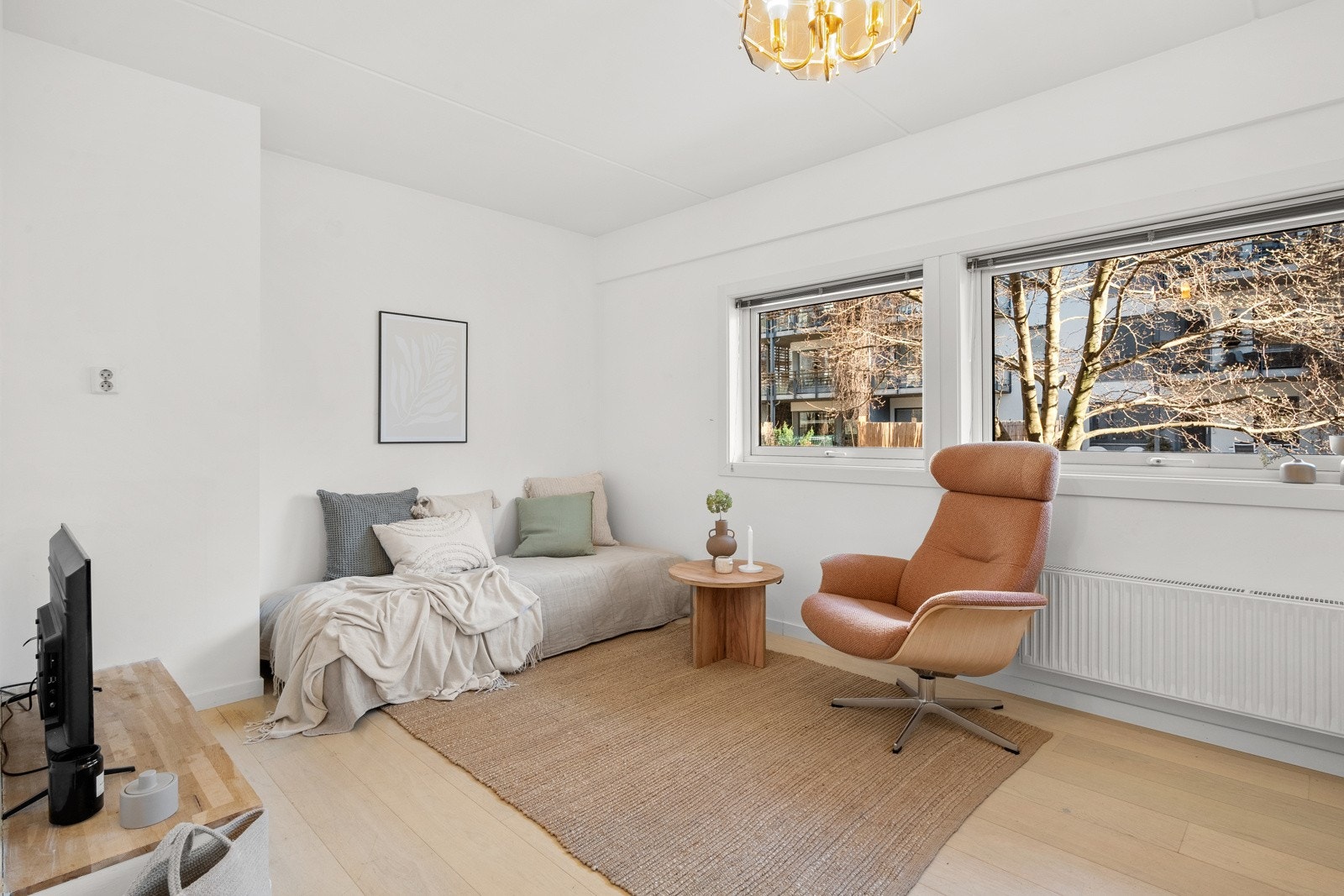 Kjøkkenet stod tidligere til venstre, der TV-en står plassert i dag. Rør er tilgjengelig i boks langs gulv. Galleribilde