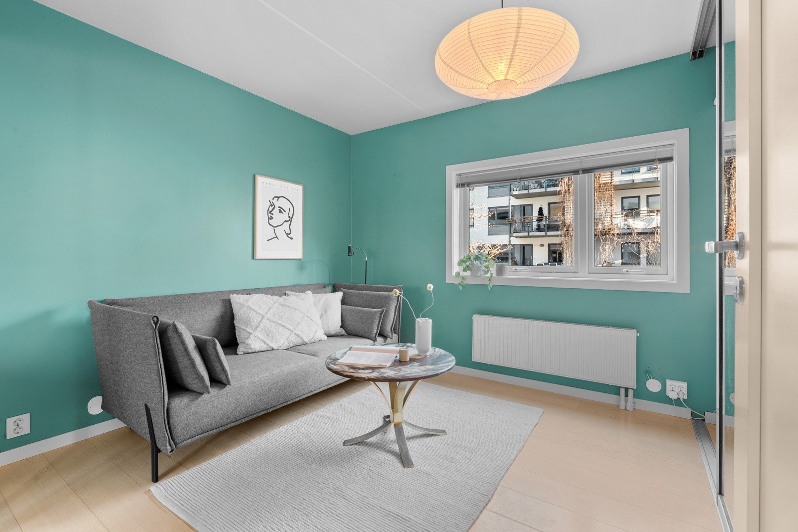 Dette soverommet brukes som en ekstra stue av dagens eier. Det er godt med lagringsmuligheter for klær og sko med skyvedørsgarderobe på to av veggene. Galleribilde