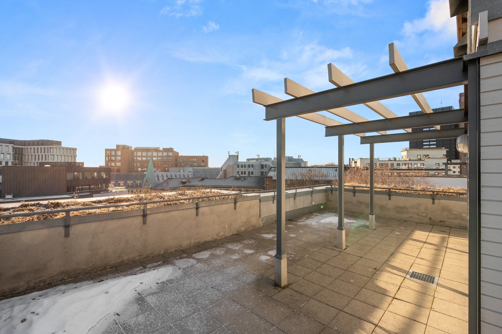 Sameiet har en flott takterrasse med vidstrakt utsikt over området og svært gode solforhold. På sommerstid er terrassen utstyrt med bord og stoler. Galleribilde