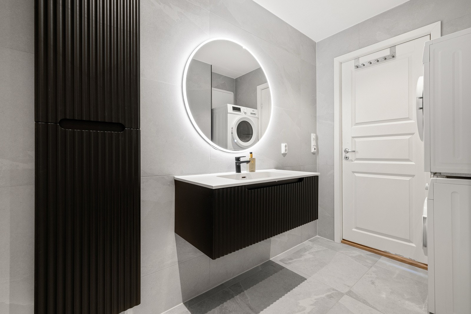 Badet har tilkomst fra gangen og måler 6 kvm. Det ble pusset opp av fagfolk i 2023. Galleribilde